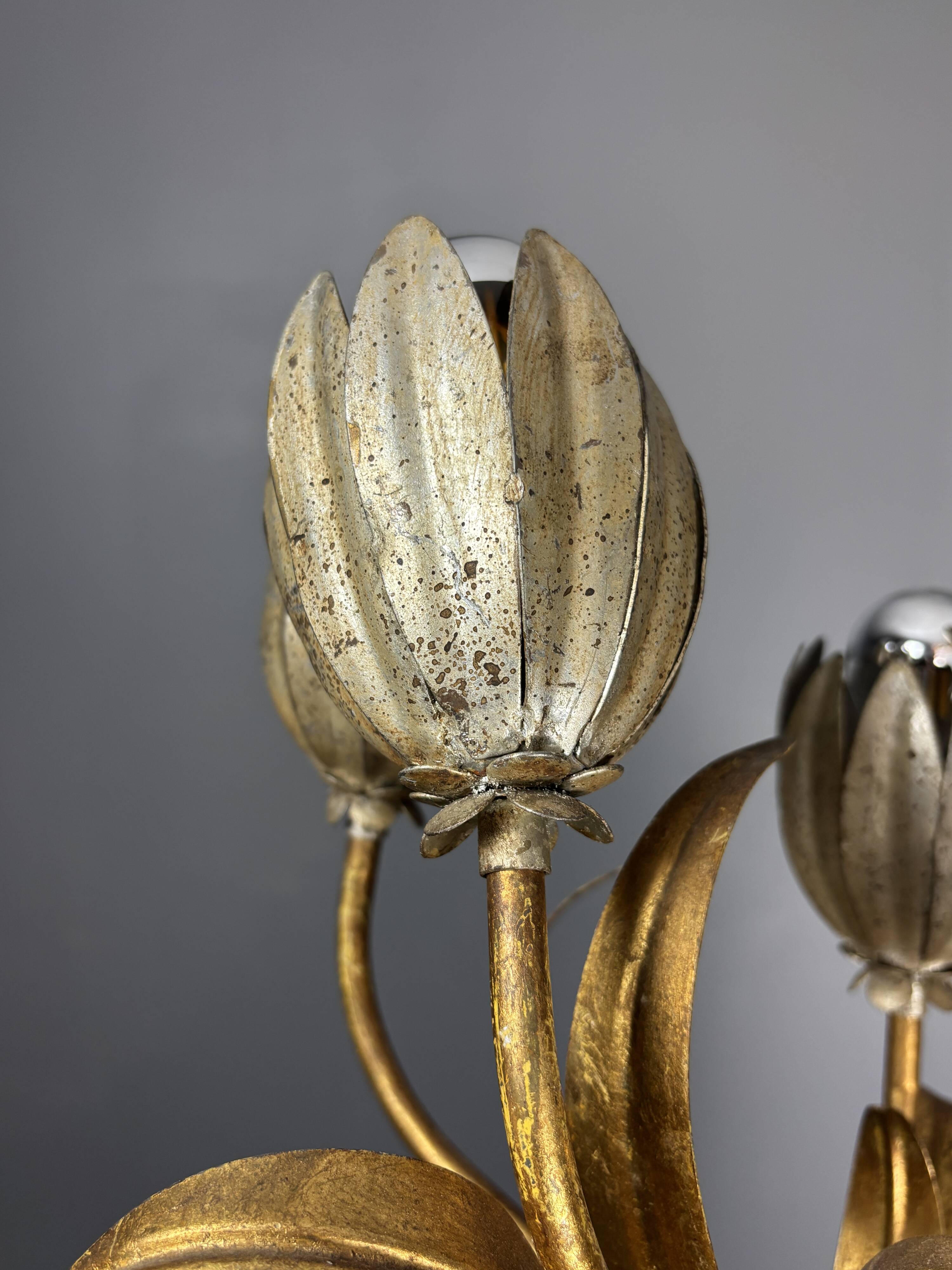 Midcentury Hollywood Regency Florentine gilt metal flower table lamp, 60s.