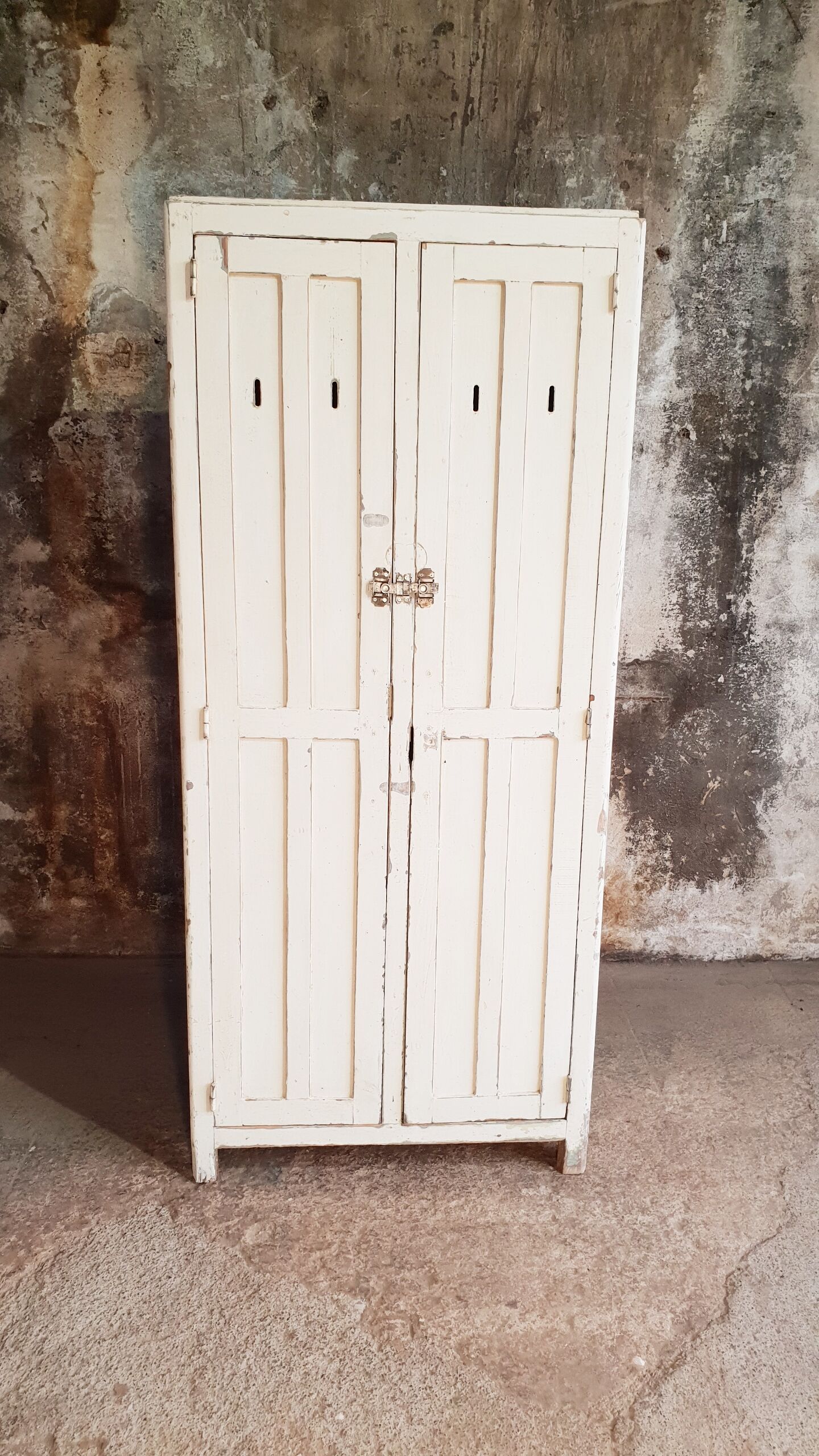Armoire vintage