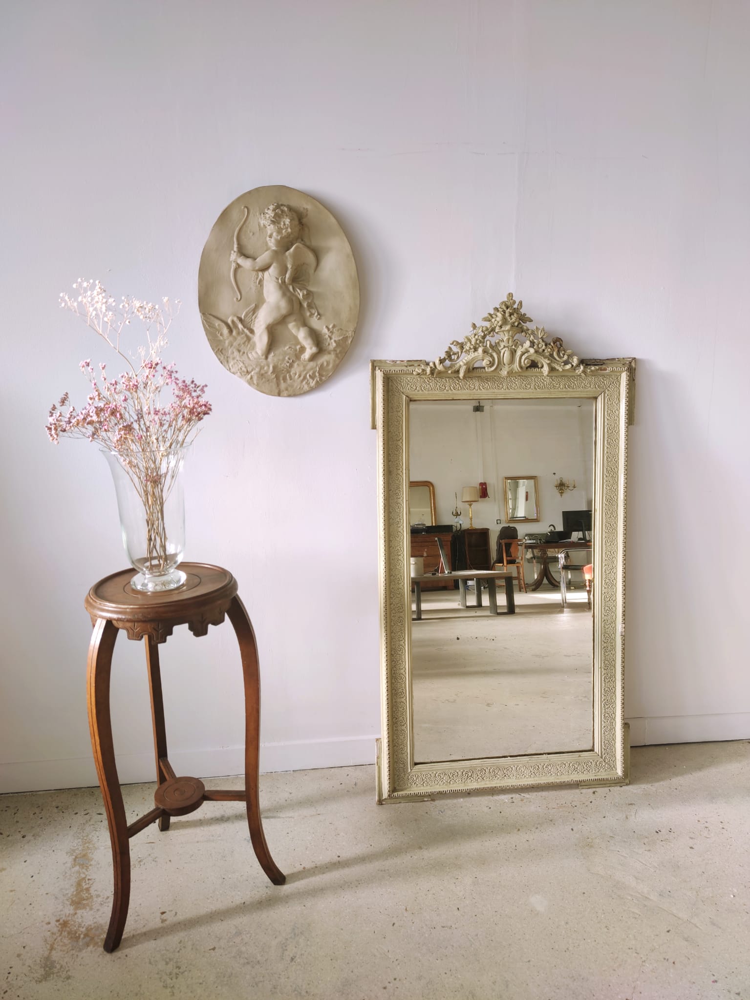 Rectangular mirror in light green lacquered wood with pediment H:1m39