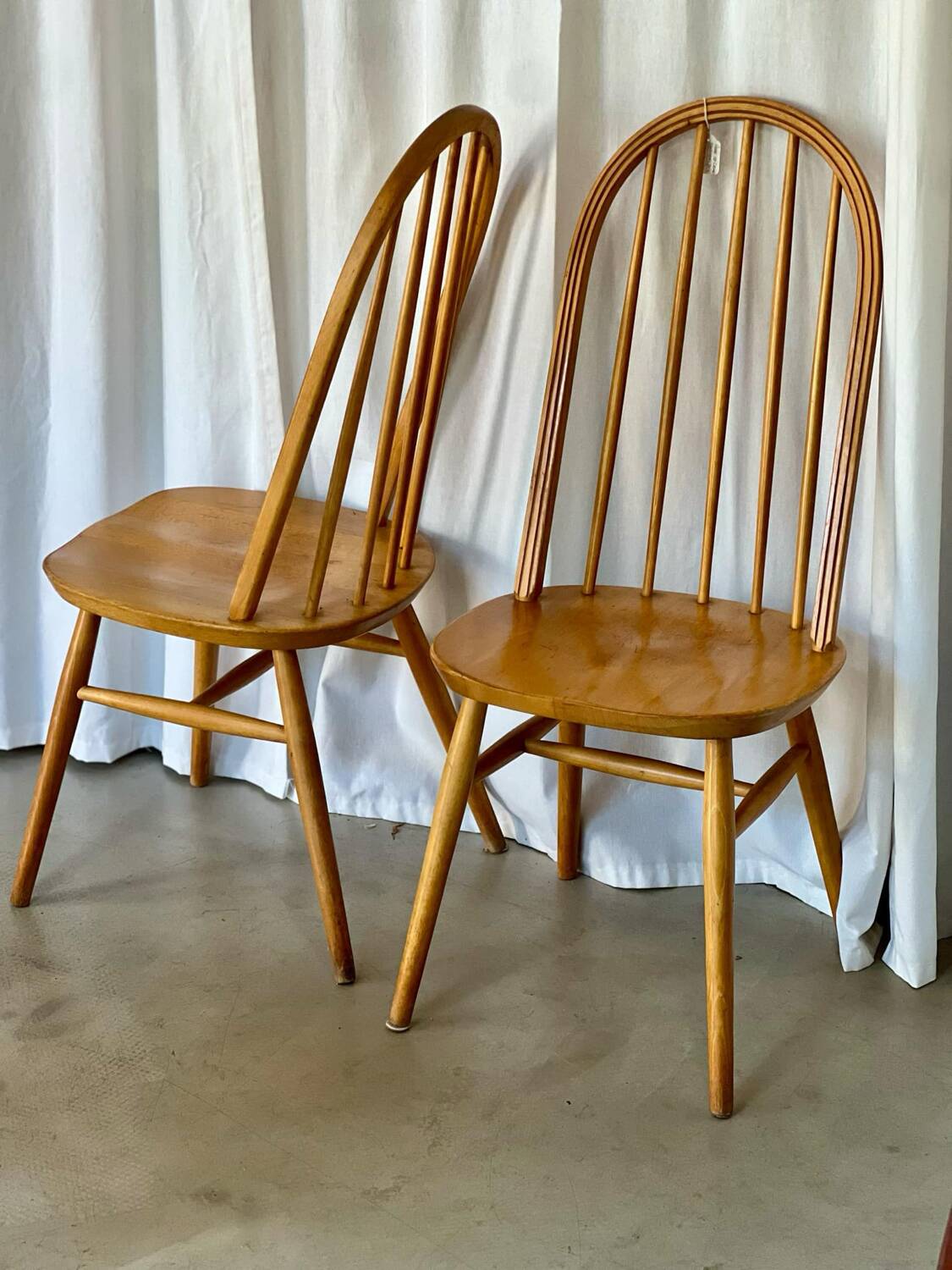 Paire de chaises scandinaves en bois clair