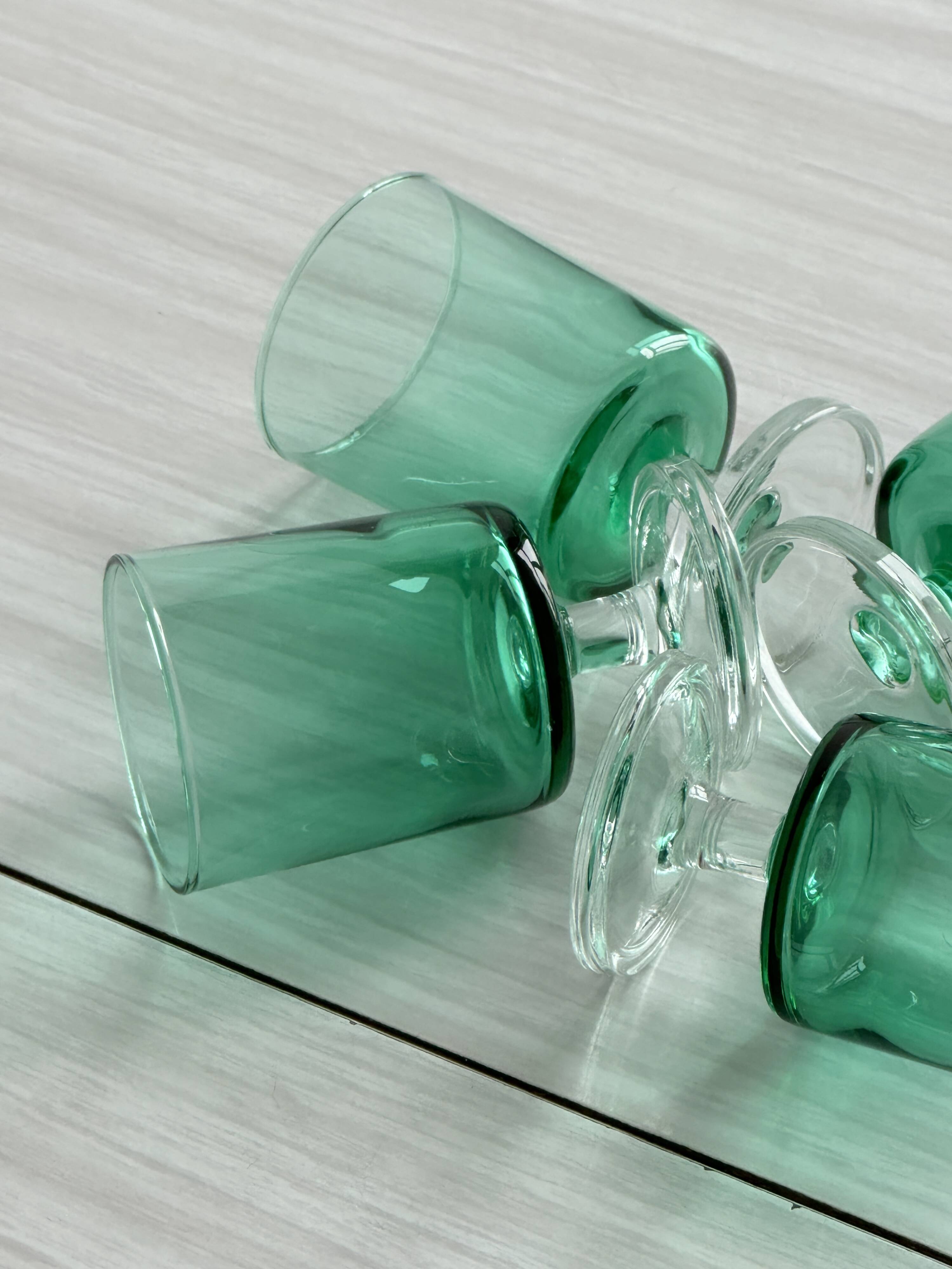 Verres à liqueur translucide vert.