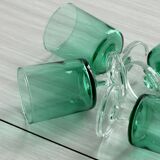 Verres à liqueur translucide vert.