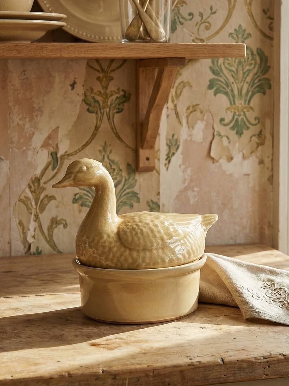 Small vintage terrine GEO from the 50s-60s, beige ceramic duck.