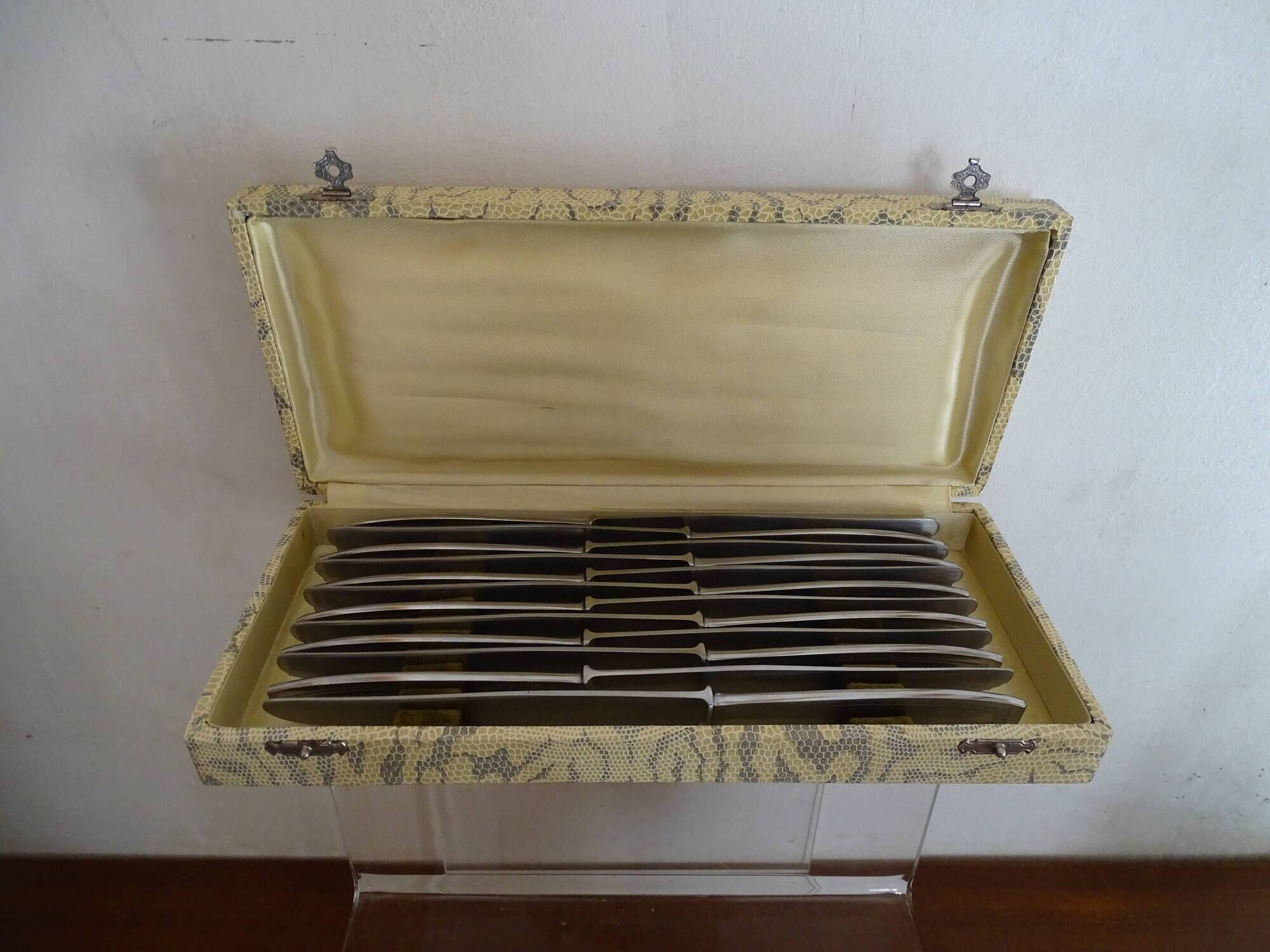 24 Art Deco style stainless steel knives - 12 desserts and 12 cheeses - In boxes