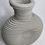 Vase brutaliste en ciment texturé