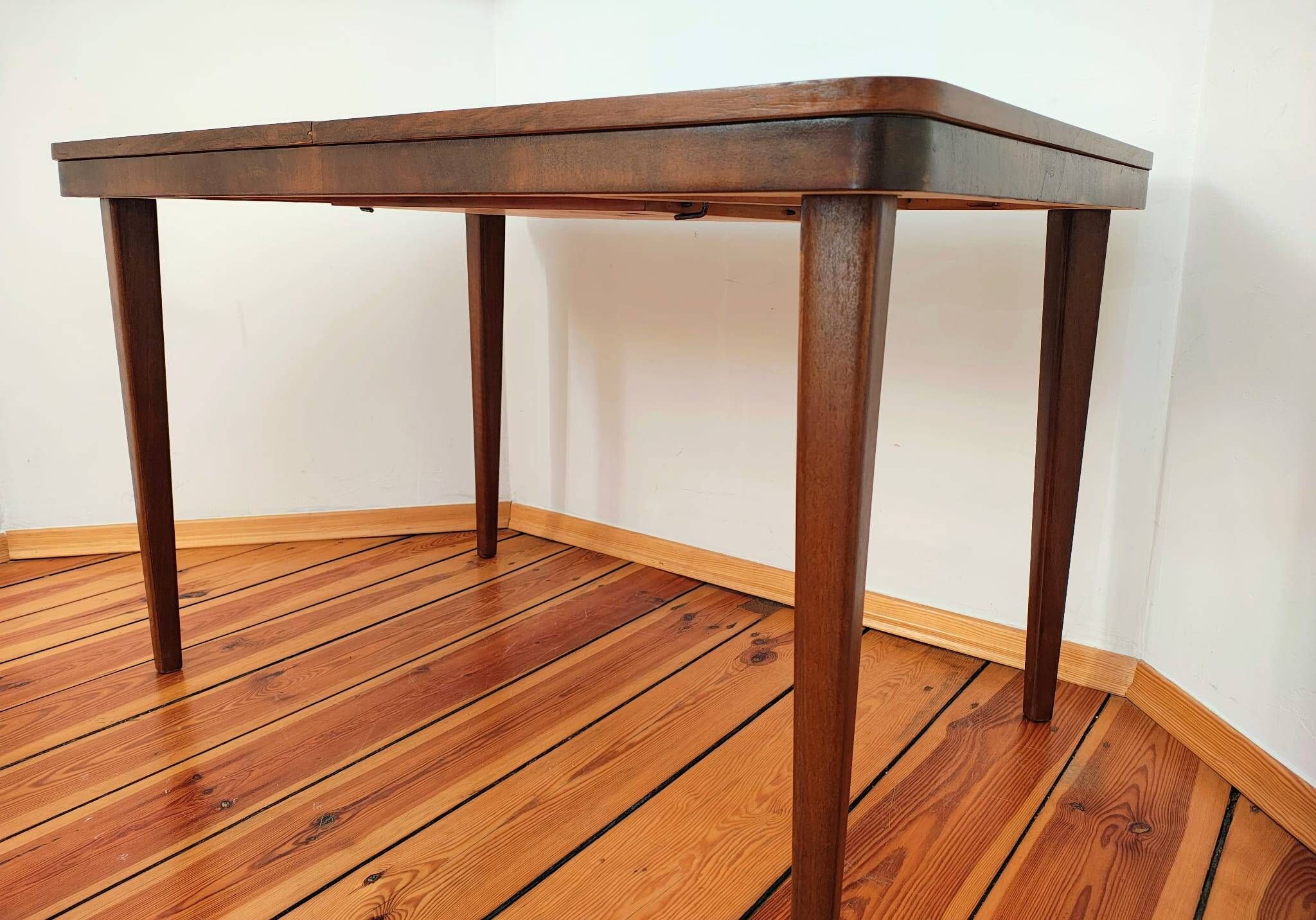 Table extensible tchécoslovaque par Jindřich Halabala pour UP Závody, 1950