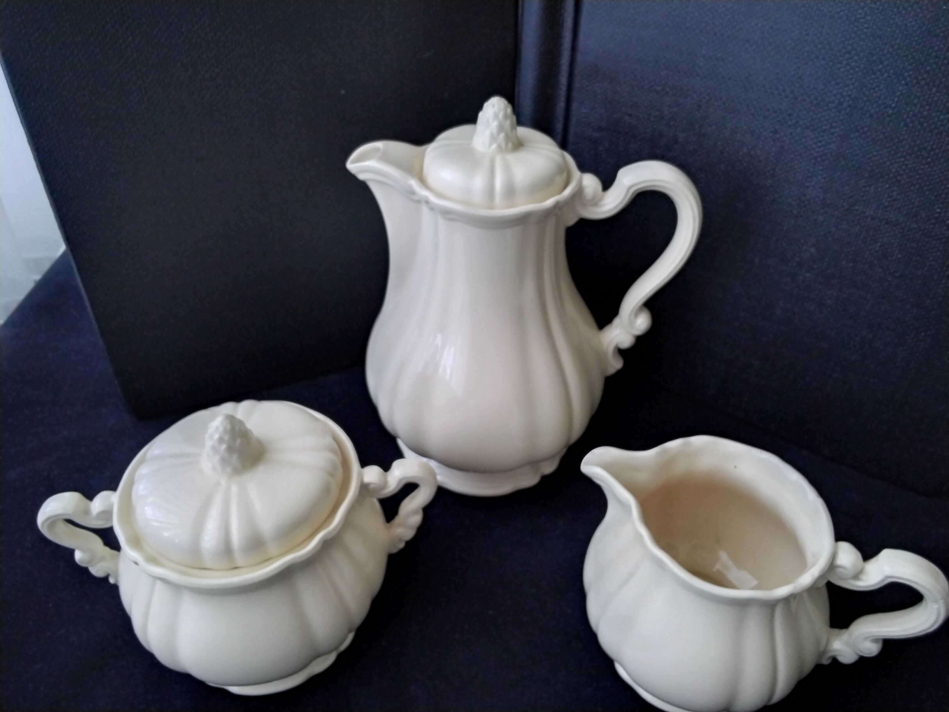Set Sarreguemines coffee maker, sugar bowl, ivory cream pot
