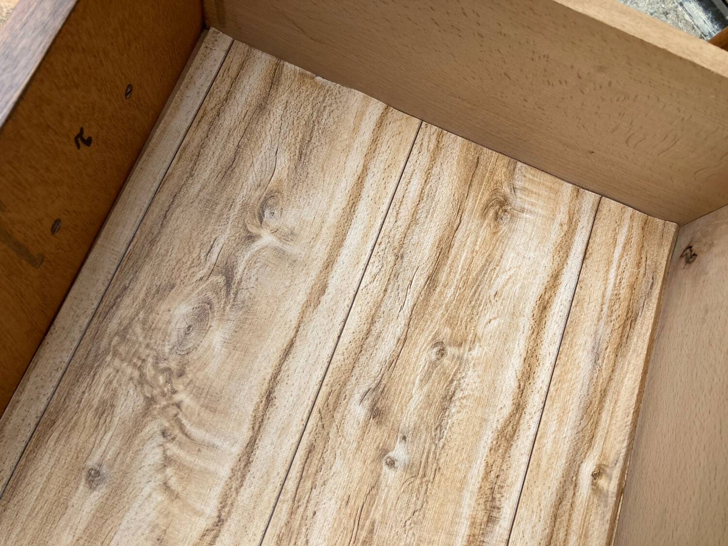 Compass leg chest of drawers