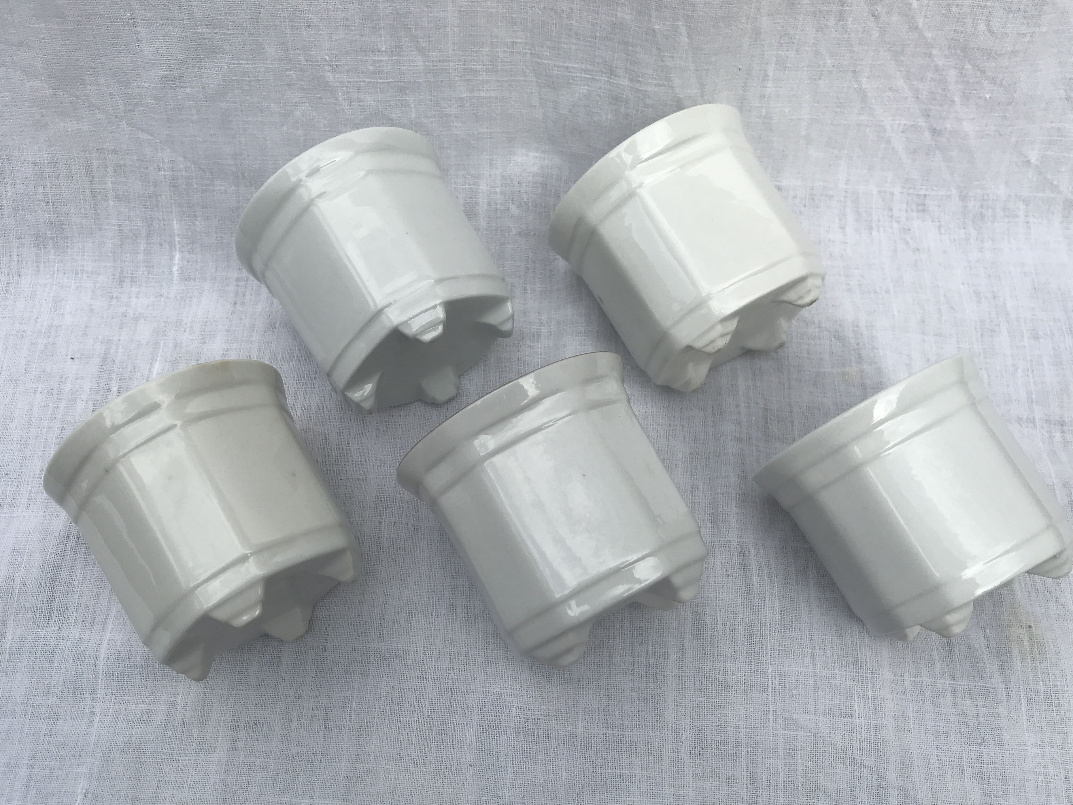 Lot of 5 caches pots in white earthenware