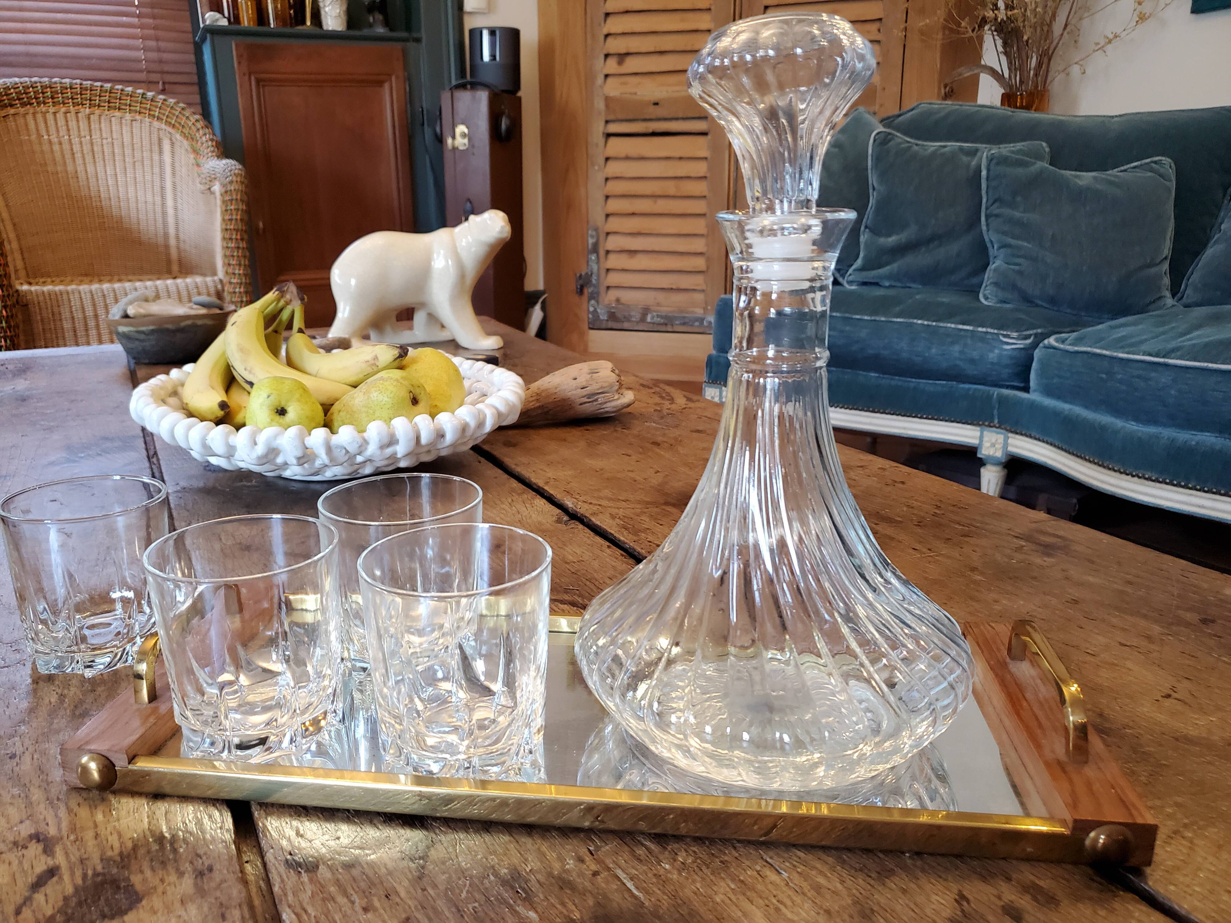 Twisted molded glass decanter