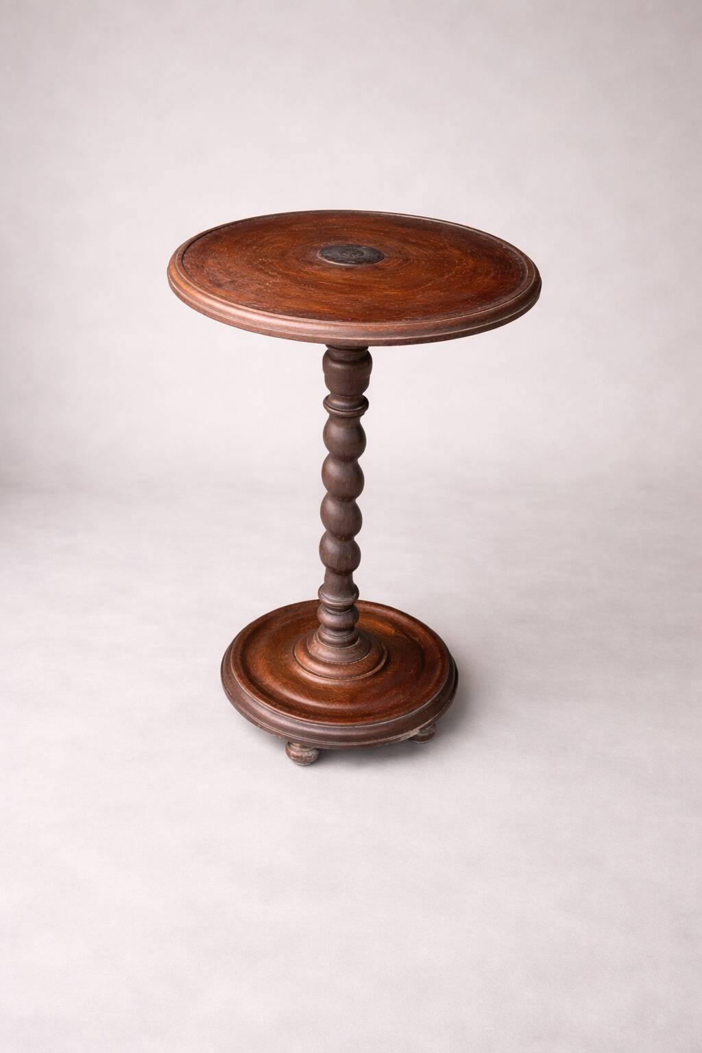 Antique solid wood gueridon with twisted leg – English charm – late 19th century