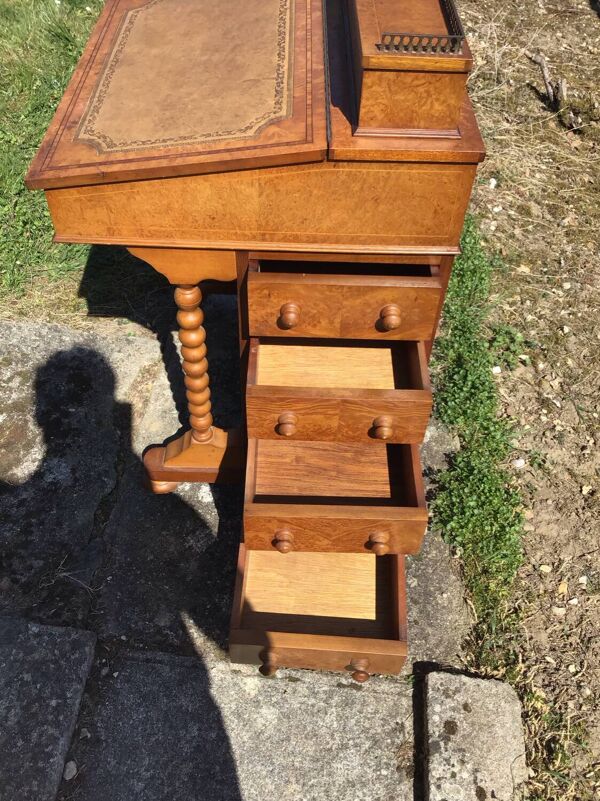 Bureau écritoire dit Davenport en bois fruitier et placage de loupe