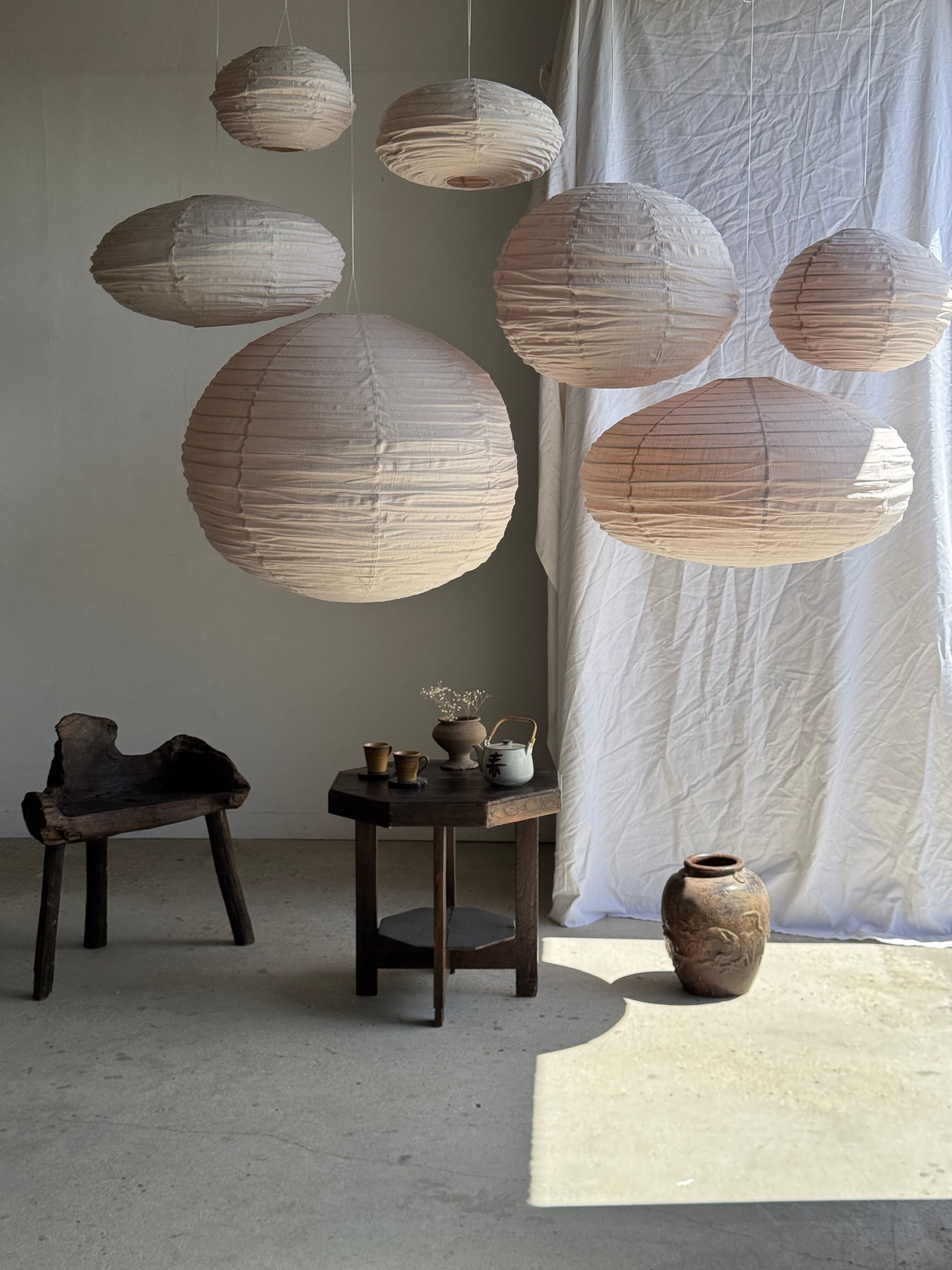 Average suspension in rattan and natural linen, round Japanese style, pink D40.