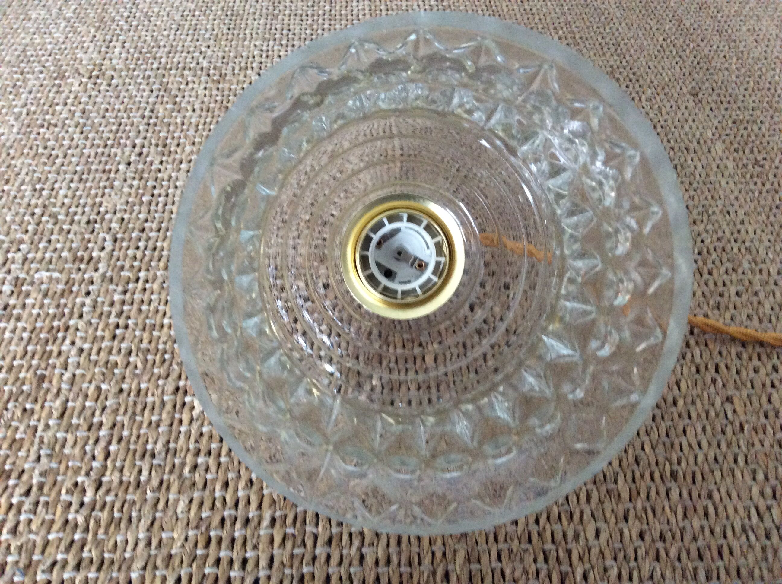 Glass globe suspension