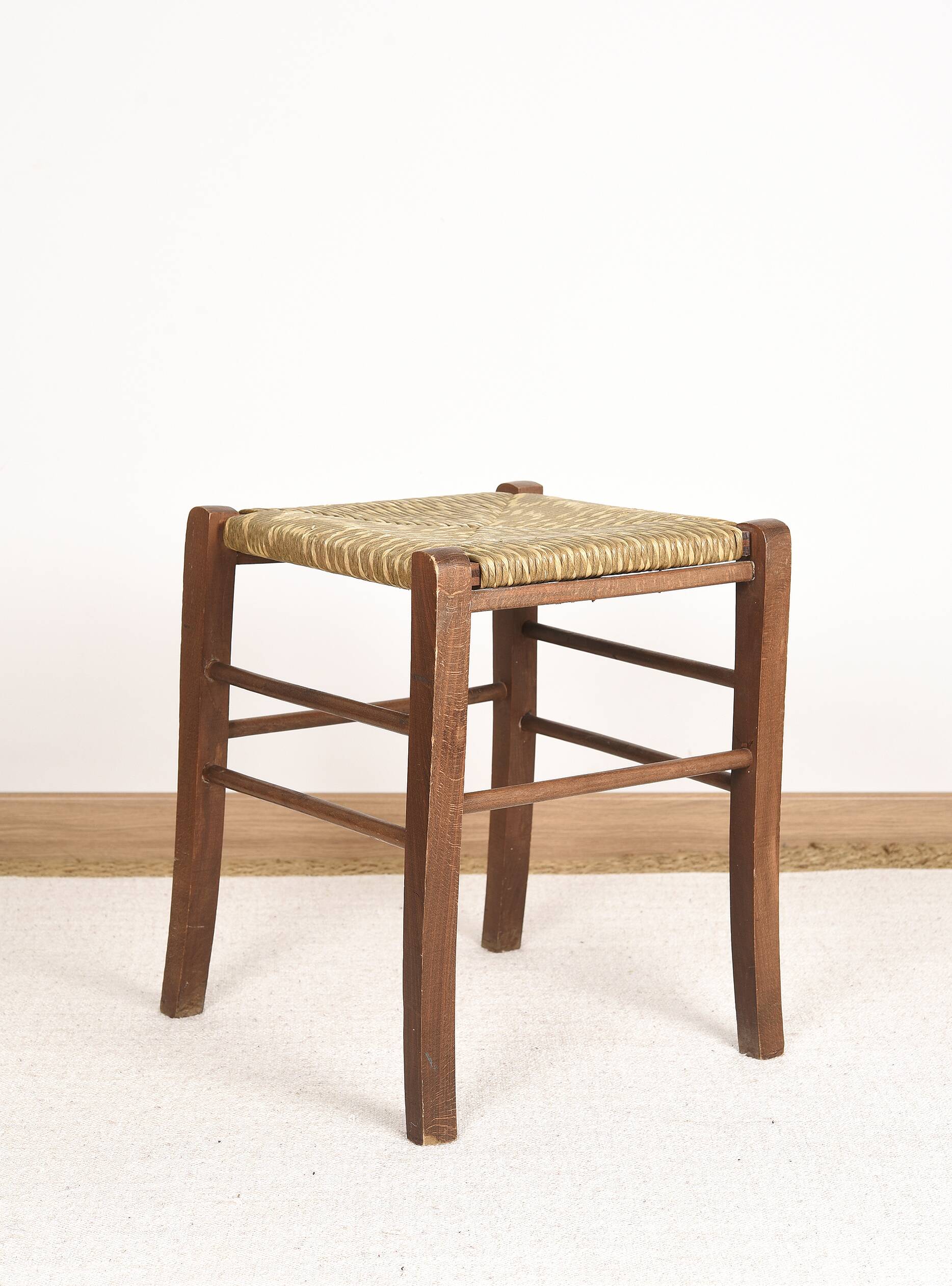 Vintage stool, square, in solid wood, straw seat.