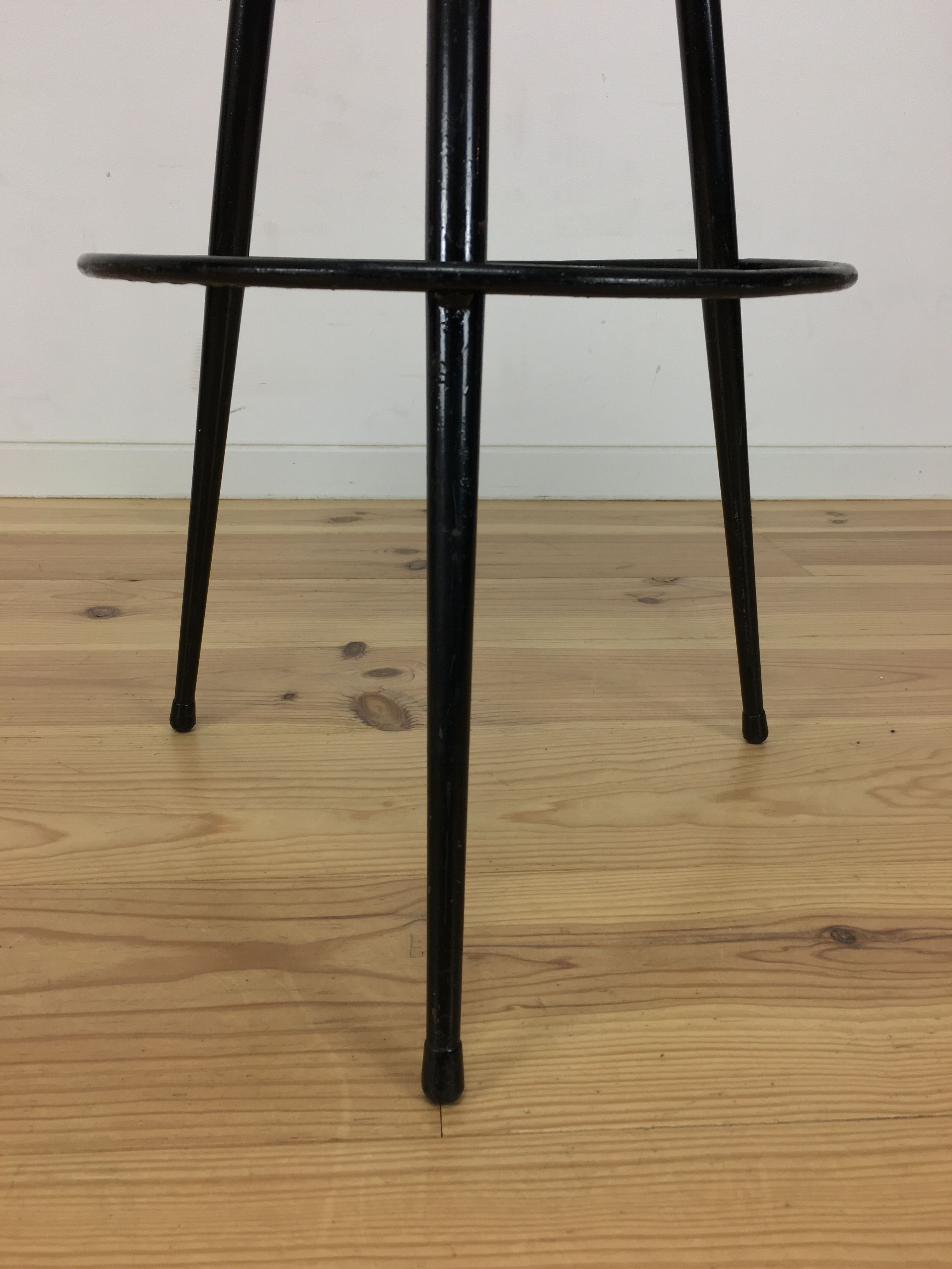 Paire de tabourets de bar tripode 1950, métal et simili cuir rouge