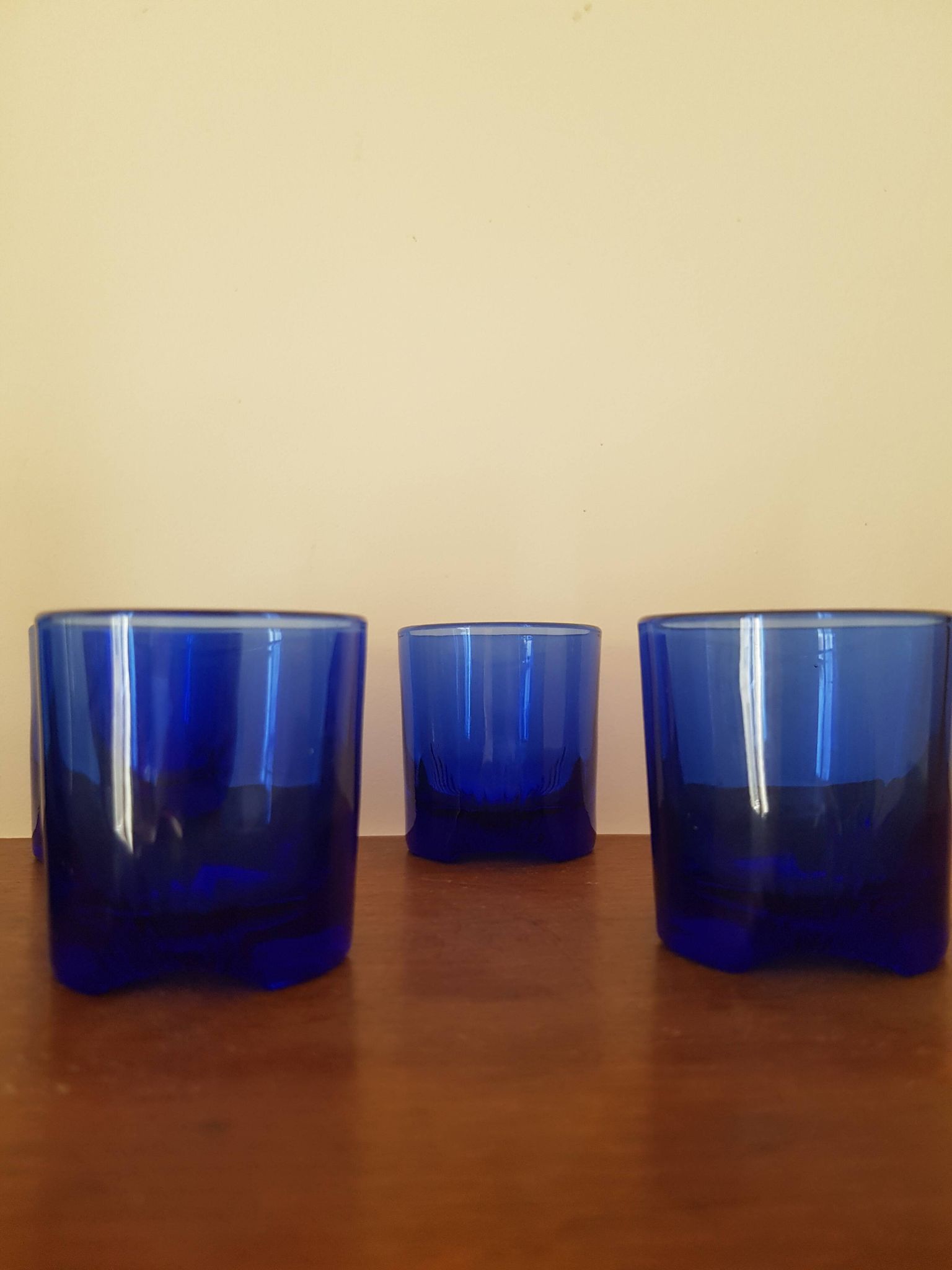 Lors de 5 petits verres en cristal bleu