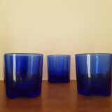Lors de 5 petits verres en cristal bleu