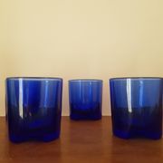 Lors de 5 petits verres en cristal bleu