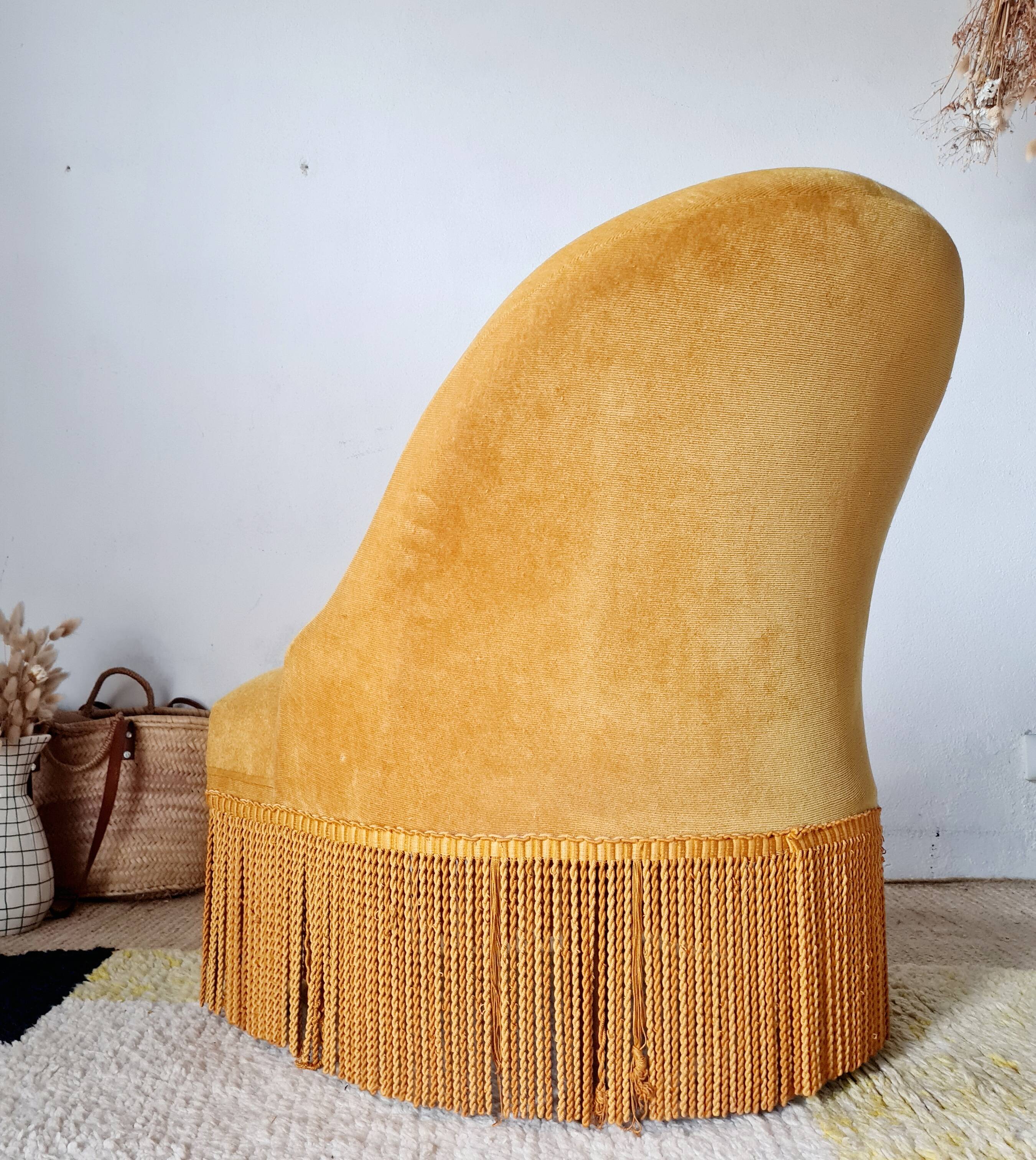 Fauteuil crapaud velours capitonné jaune