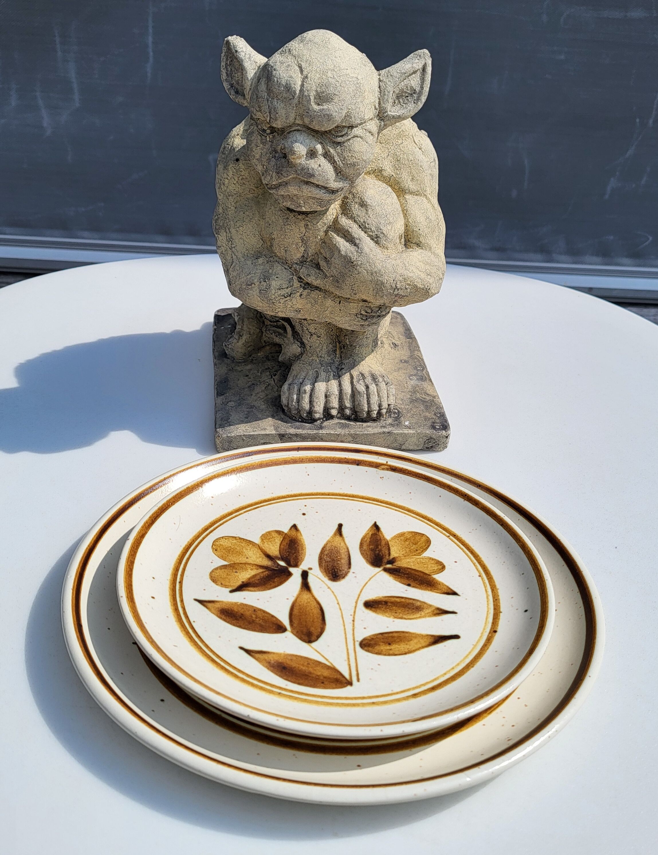 Duo d'assiettes en grès Longchamp marron à décor de fleurs