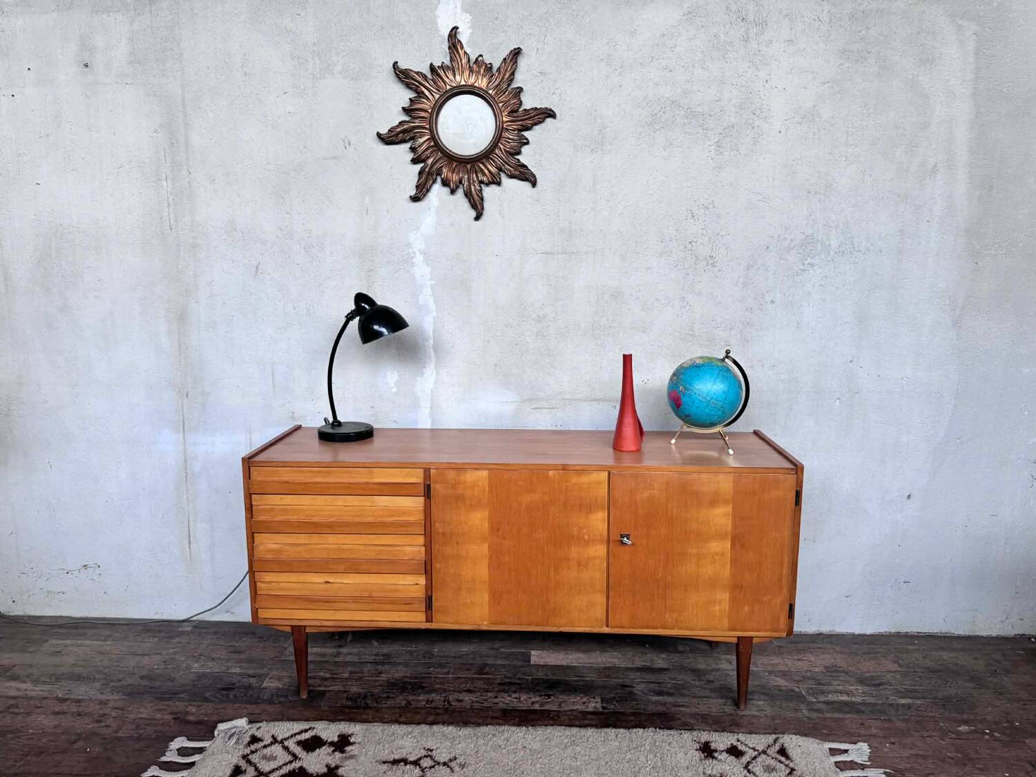 Vintage enfilade from the 1960s, 150 cm long, with 2 doors and 4 drawers.