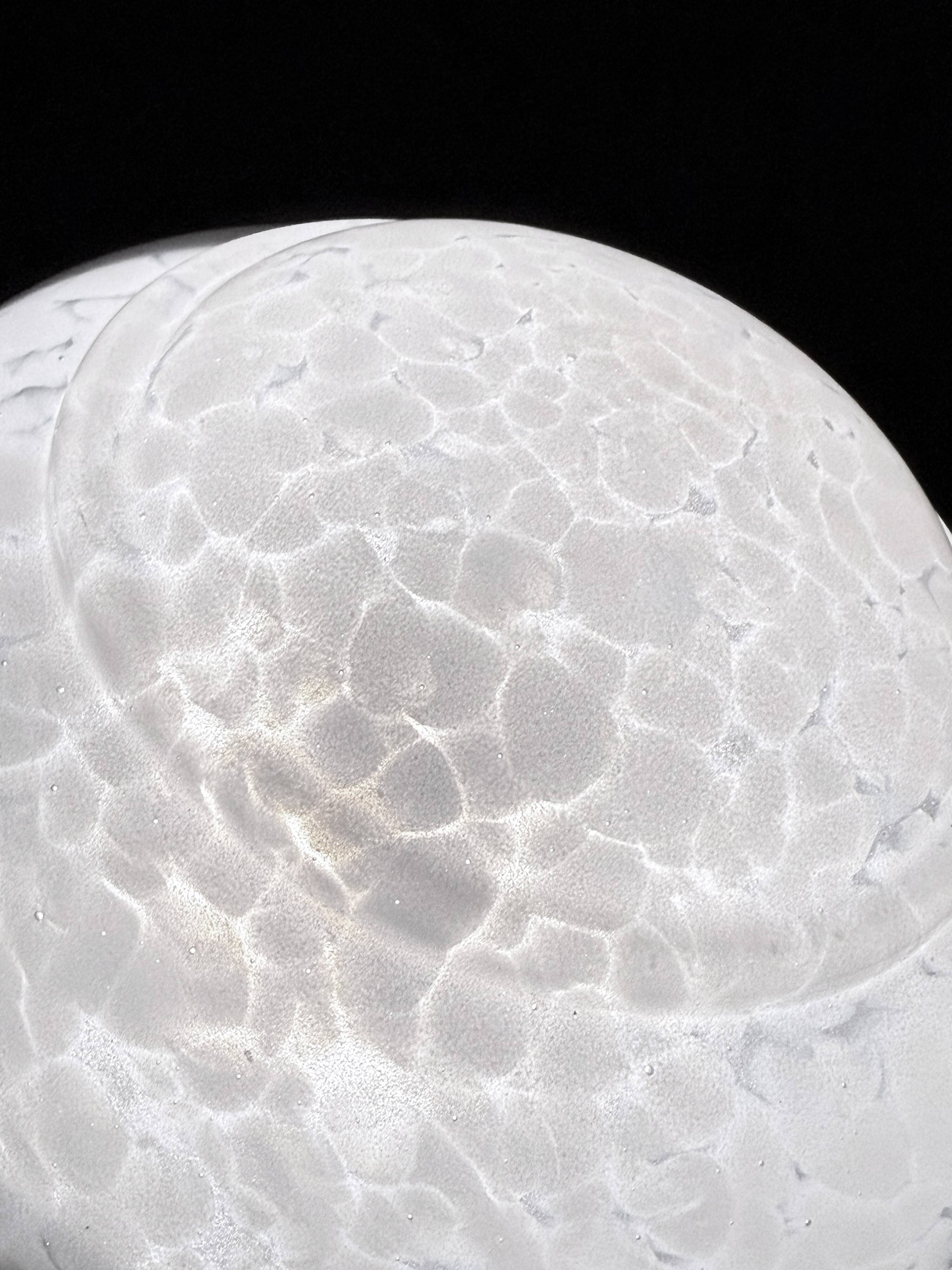 Plafonnier Art déco en verre moucheté blanc – France, années 30