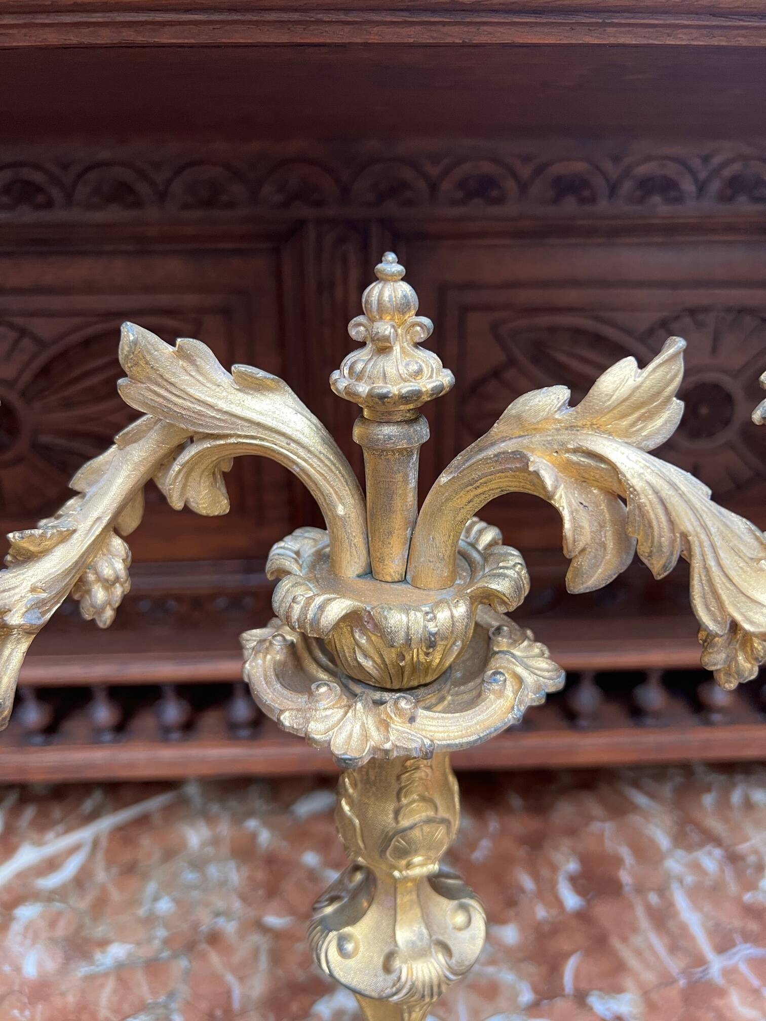 Chandelier de style rococo.