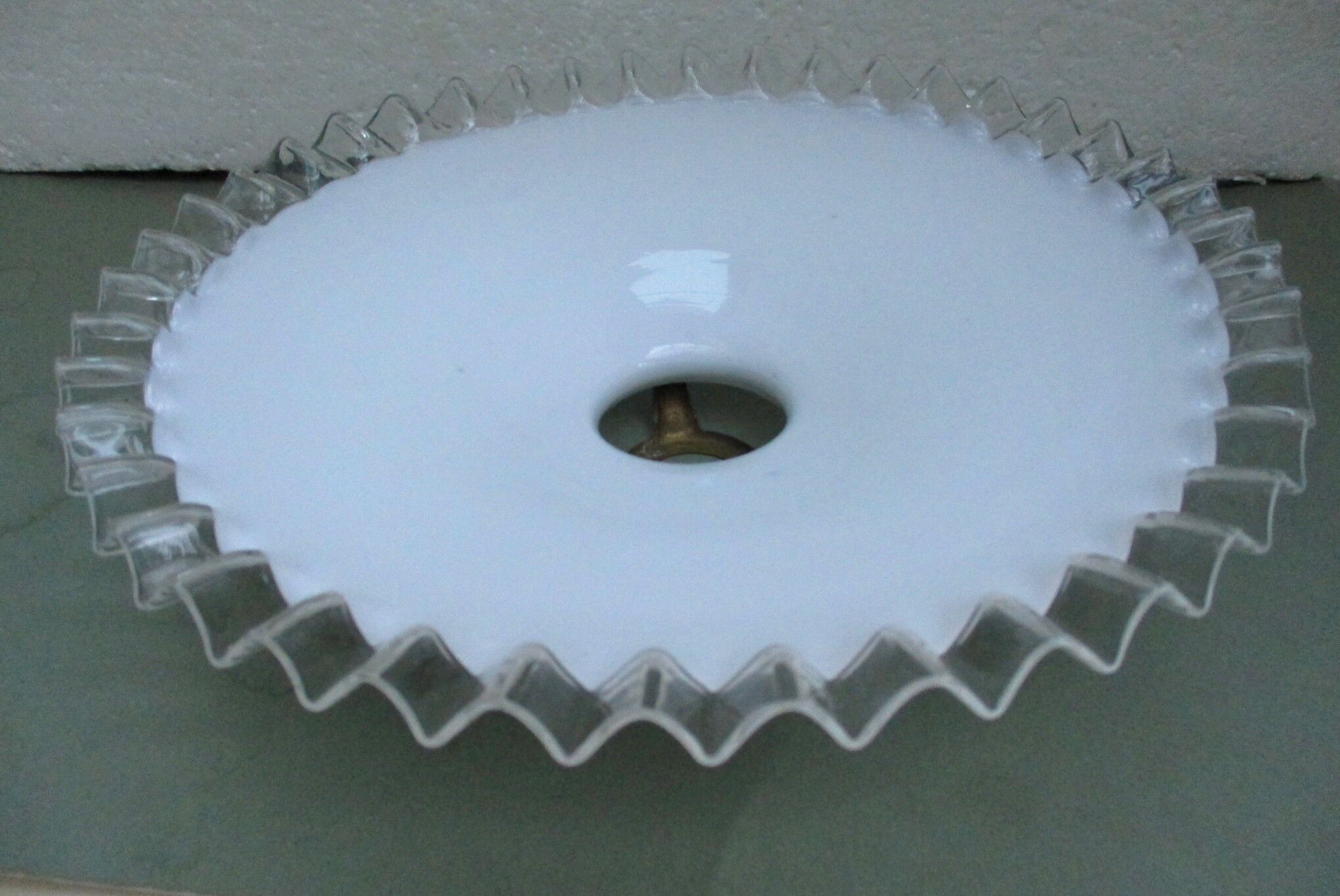Suspension with serrated opaline lampshade
