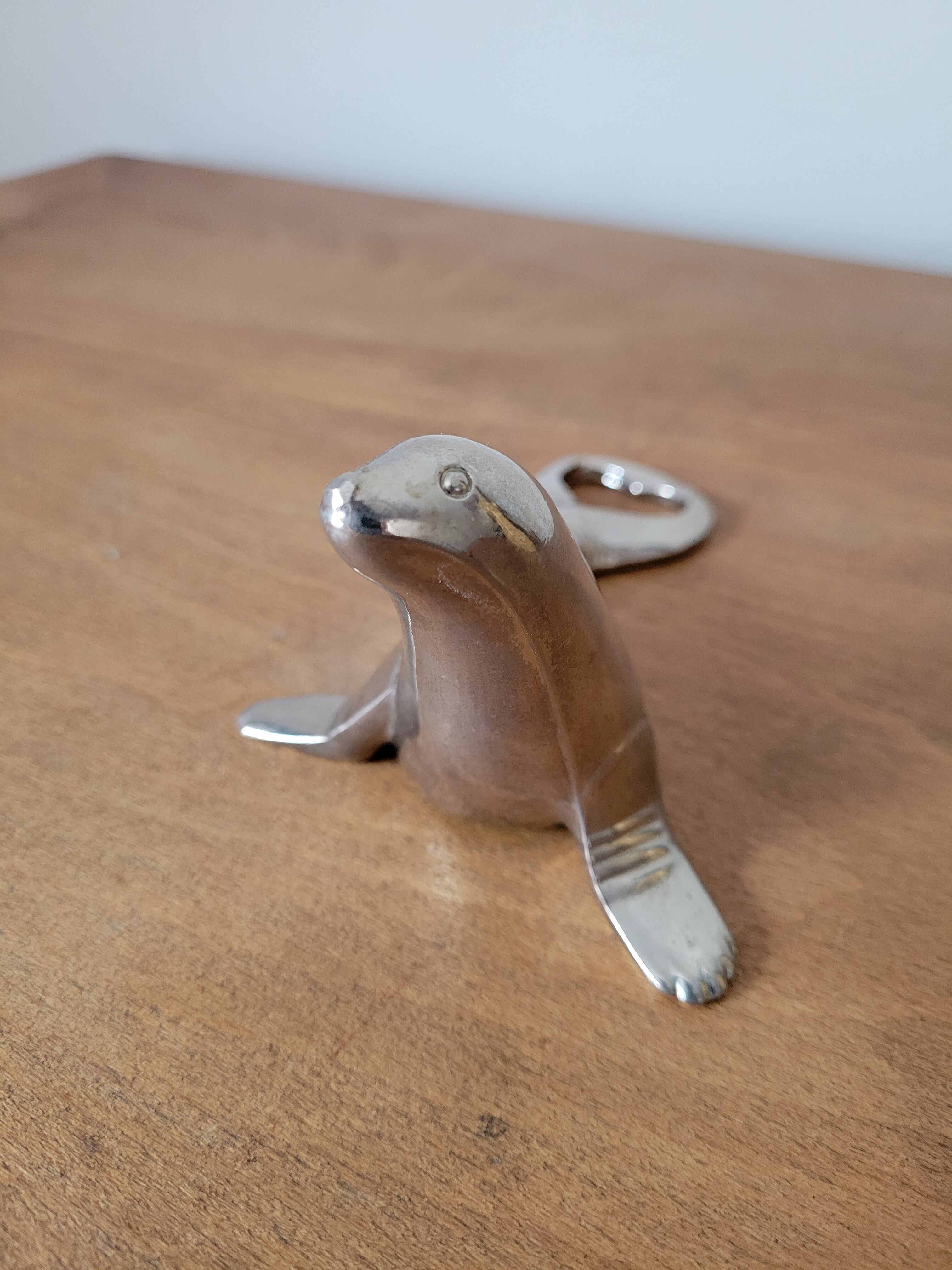 Zoomorphic decapsulator sea lion