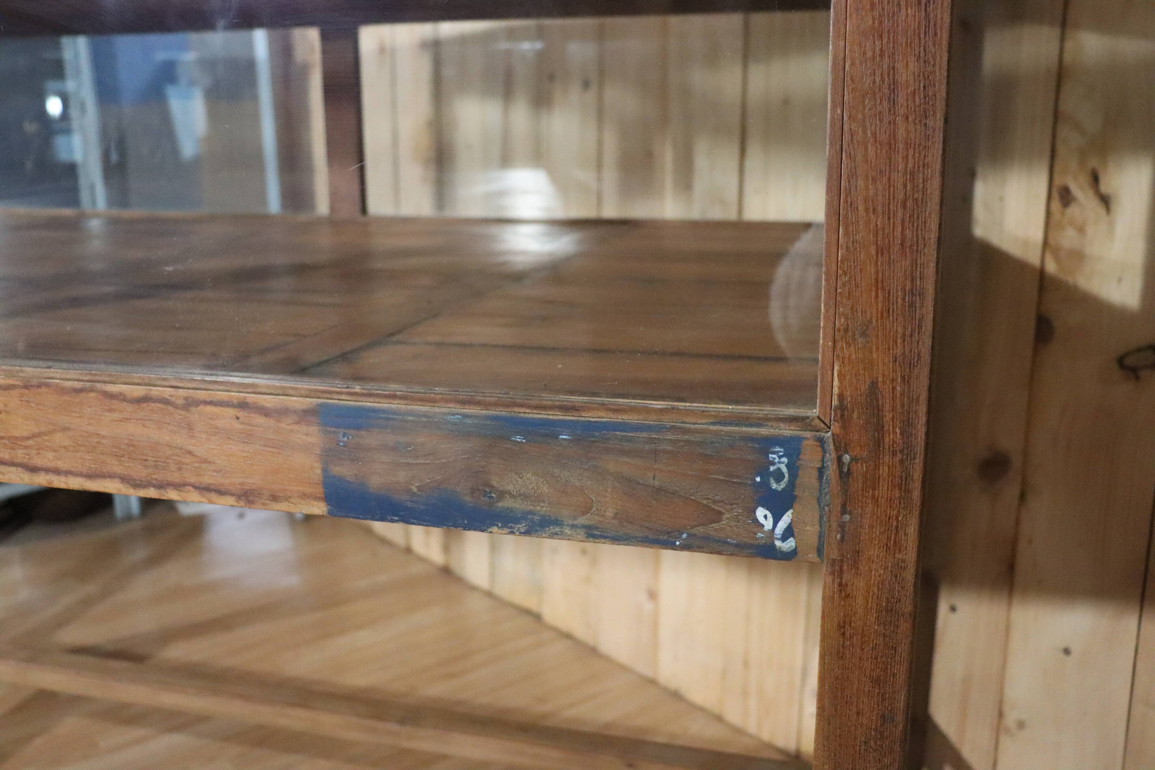 Ancienne vitrine/présentoir de magasin en pin