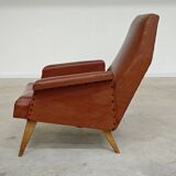 Fauteuil en simili cuir marron camel , France 1960