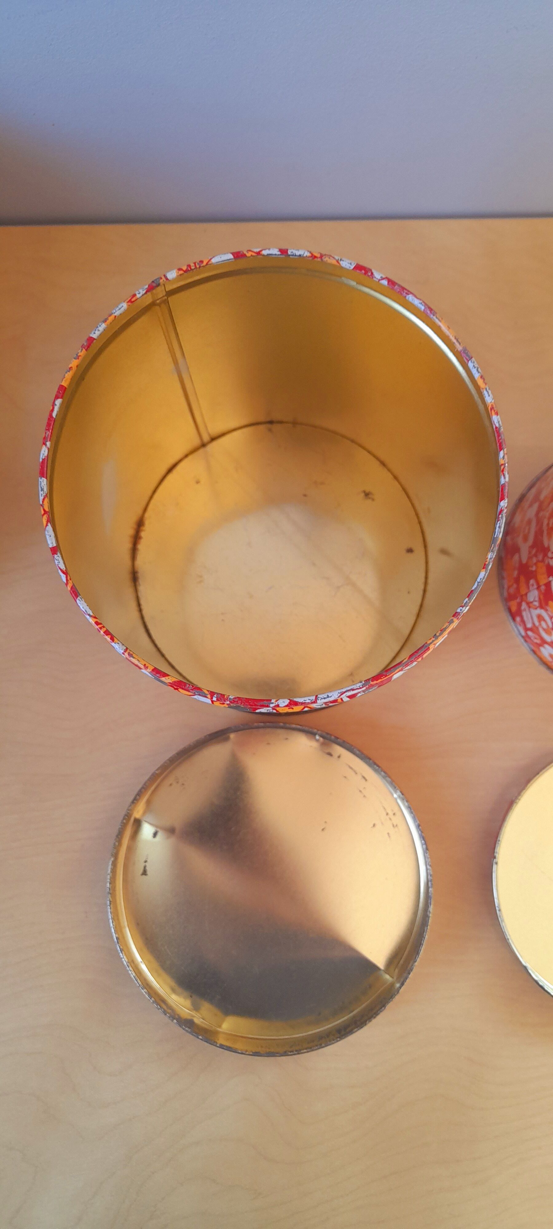 Strawberry round nesting boxes 60s