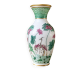 Grand vase en opaline blanche décor asiatique émaillé
