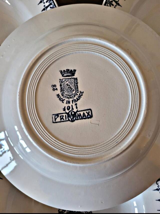 4 assiettes creuses Saint Amand, service Primax en terre de fer bleue, début 1900
