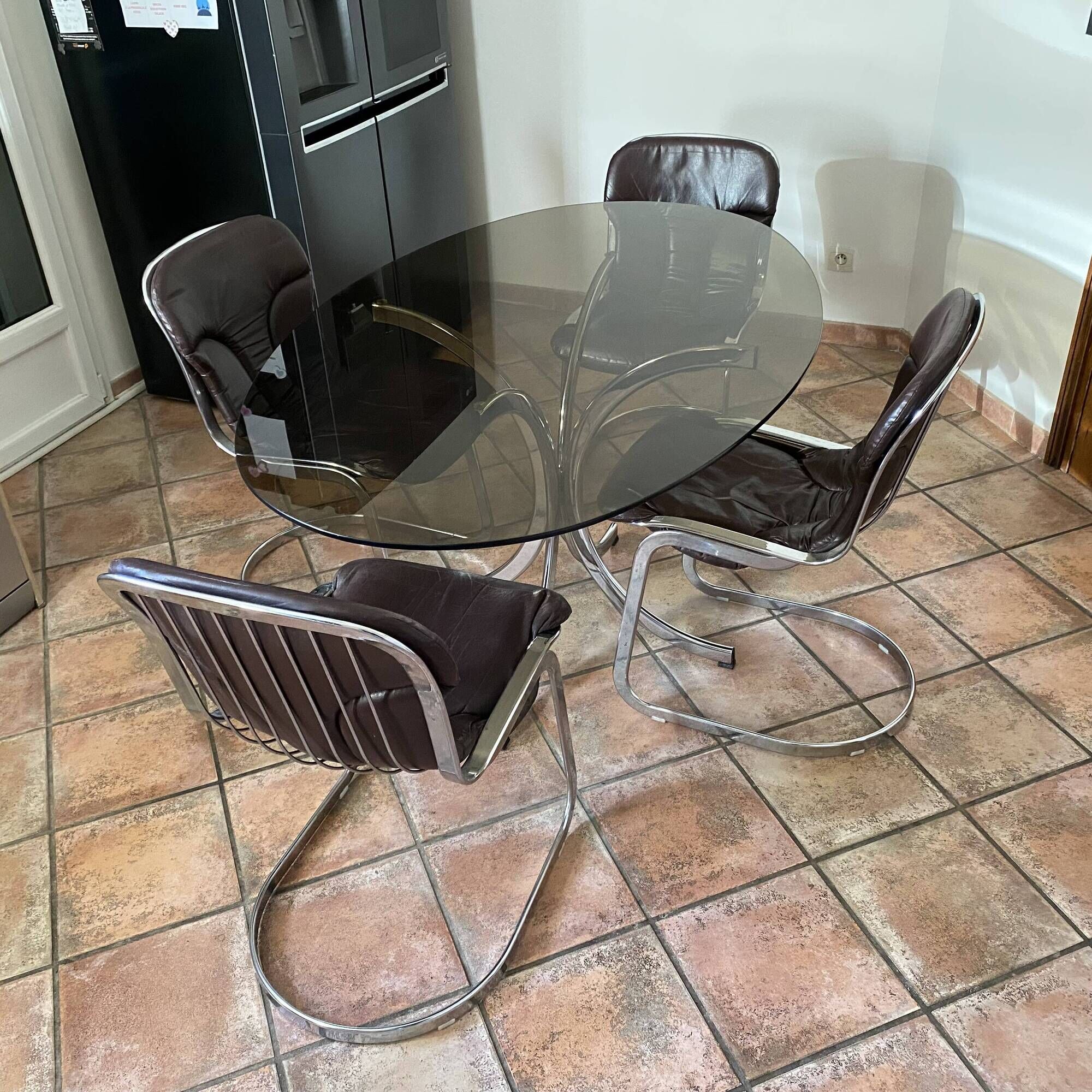 Table ovale Roche Bobois en acier chromé et verre fumé, 1970