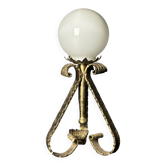 Lampe de table en fer forgé et opaline brutaliste du milieu du siècle, Espagne vers les années 1960.