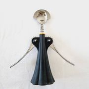 Célèbre ouvre-bouteille ou tire-bouchon Alessi conçu par Alessandro Mendini en 1994