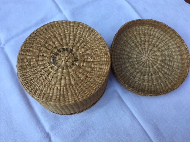 Panier rond avec couvercle en paille tressée
