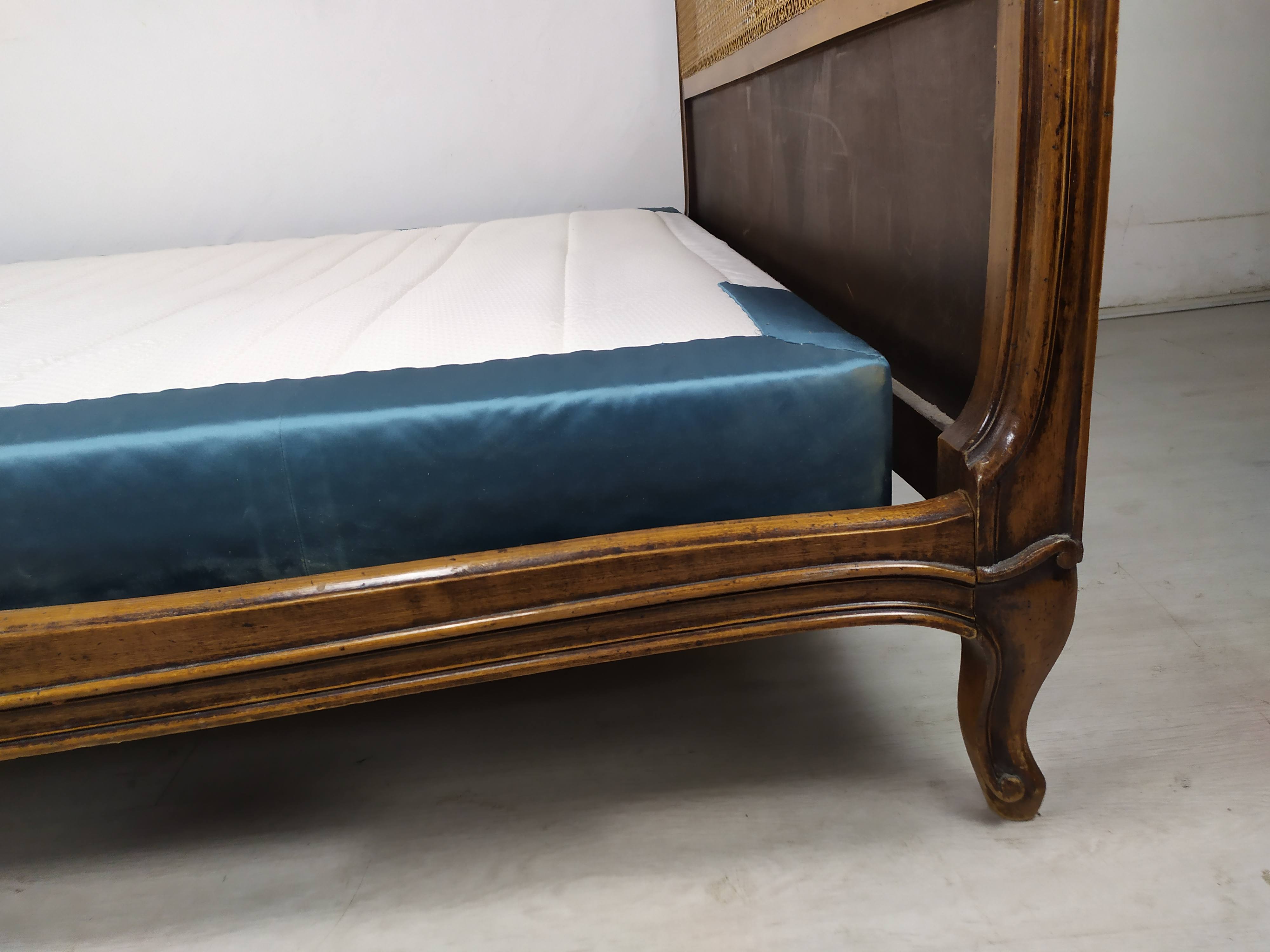 Vintage canned basket bed