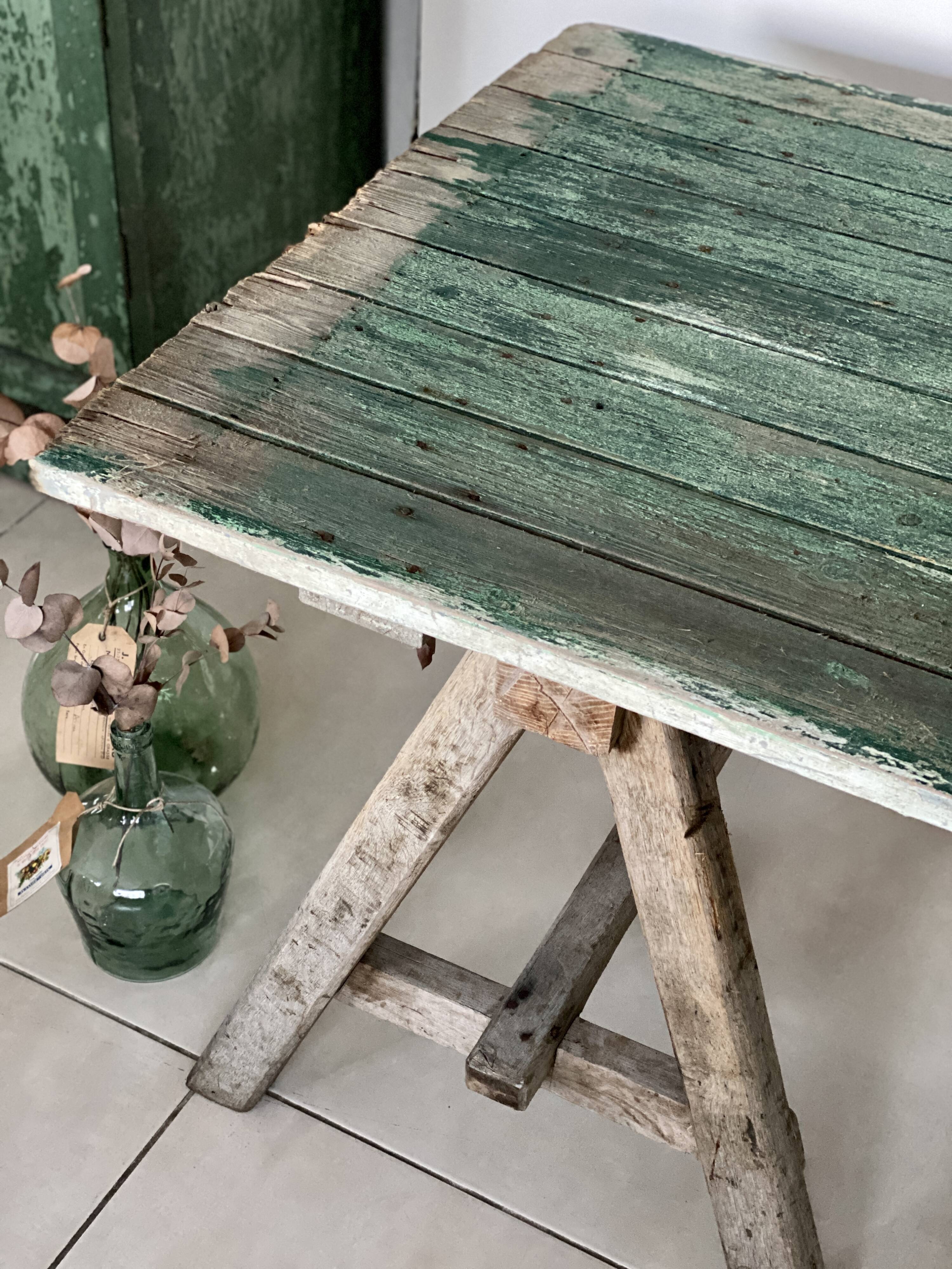 Table basse sur tréteaux anciens en bois