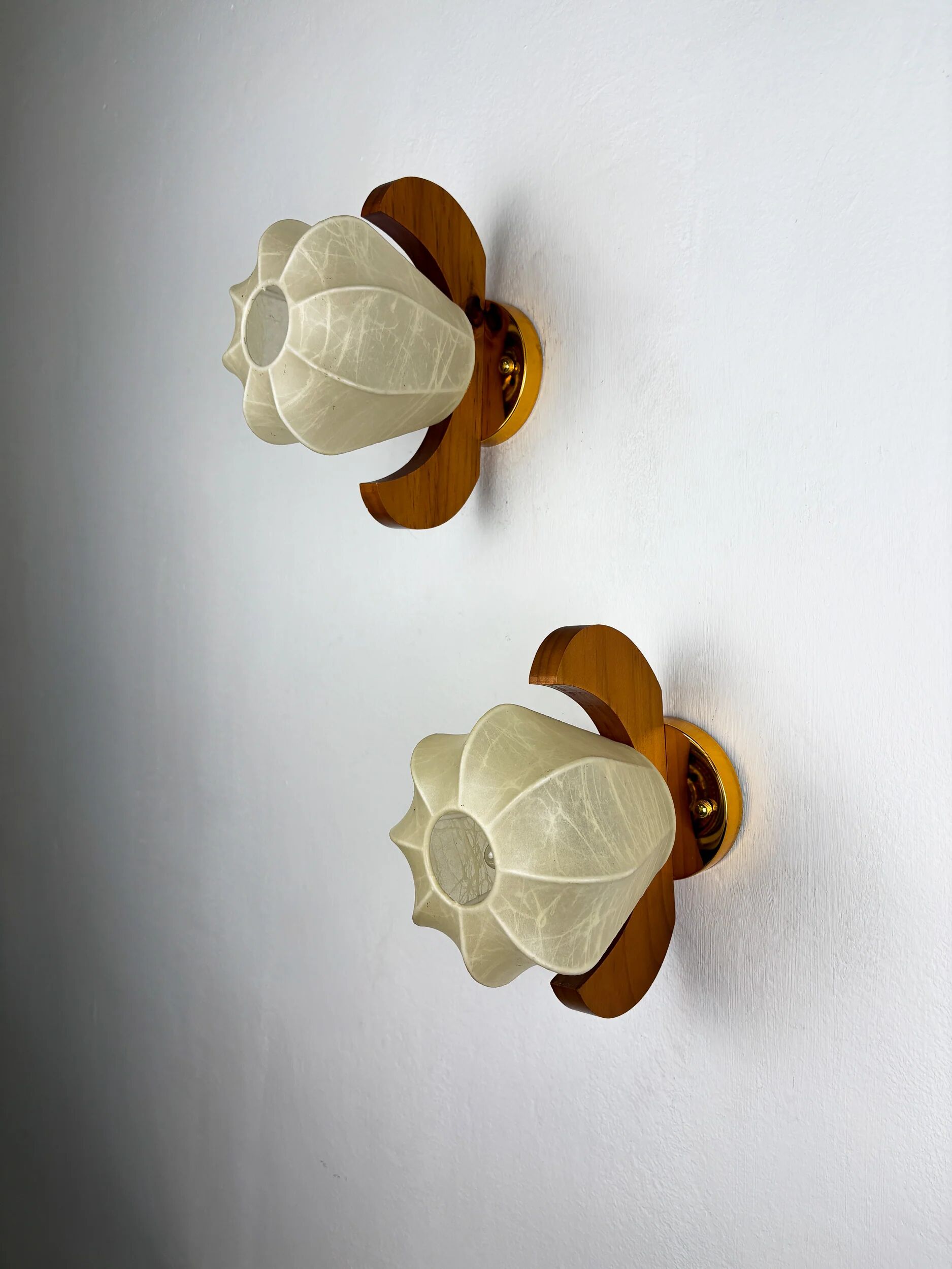 Pair of pear-shaped "Cocoon" wall sconces, resin and pine wood, Italy, circa 1970s