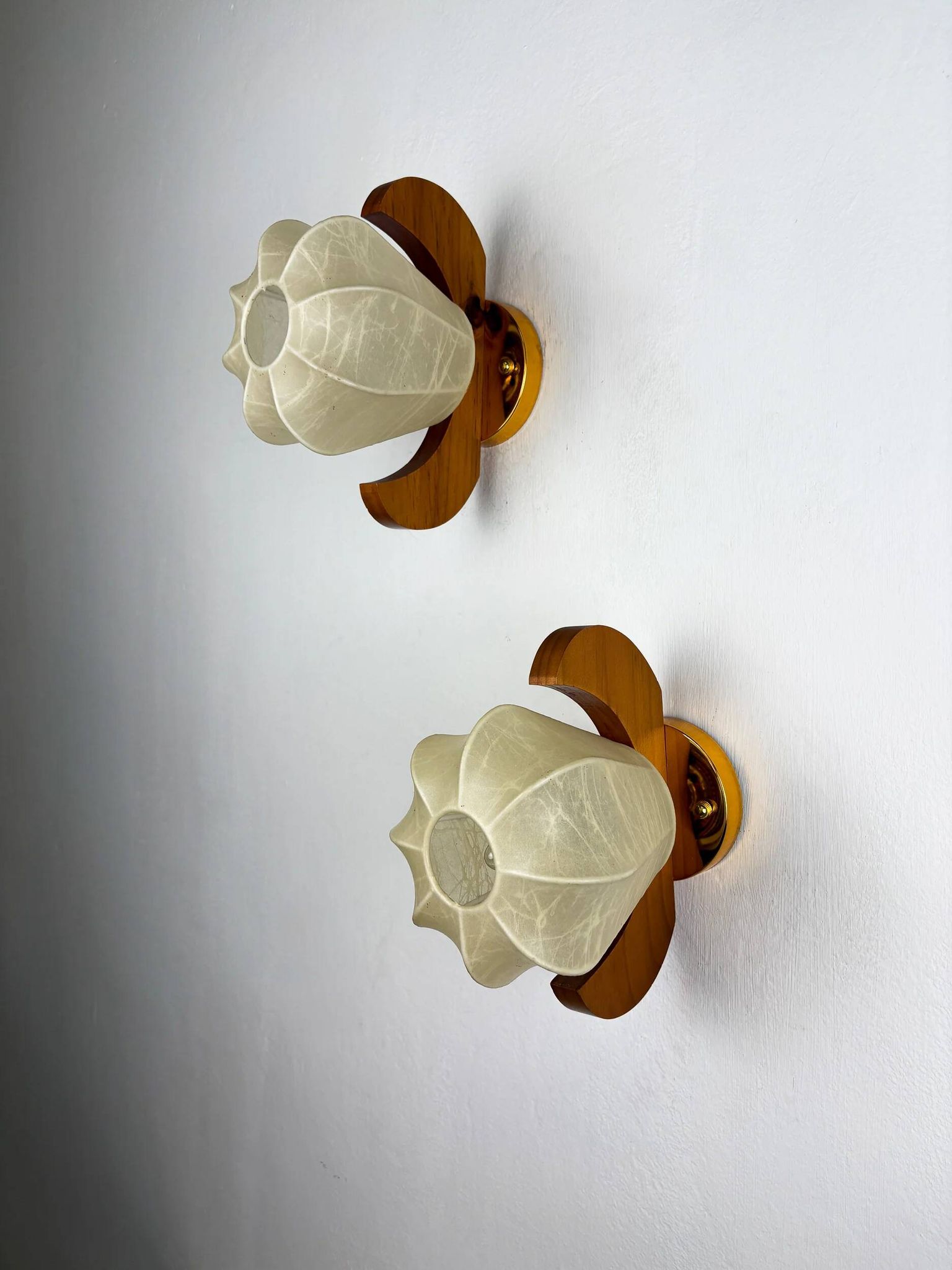Pair of pear-shaped "Cocoon" wall sconces, resin and pine wood, Italy, circa 1970s