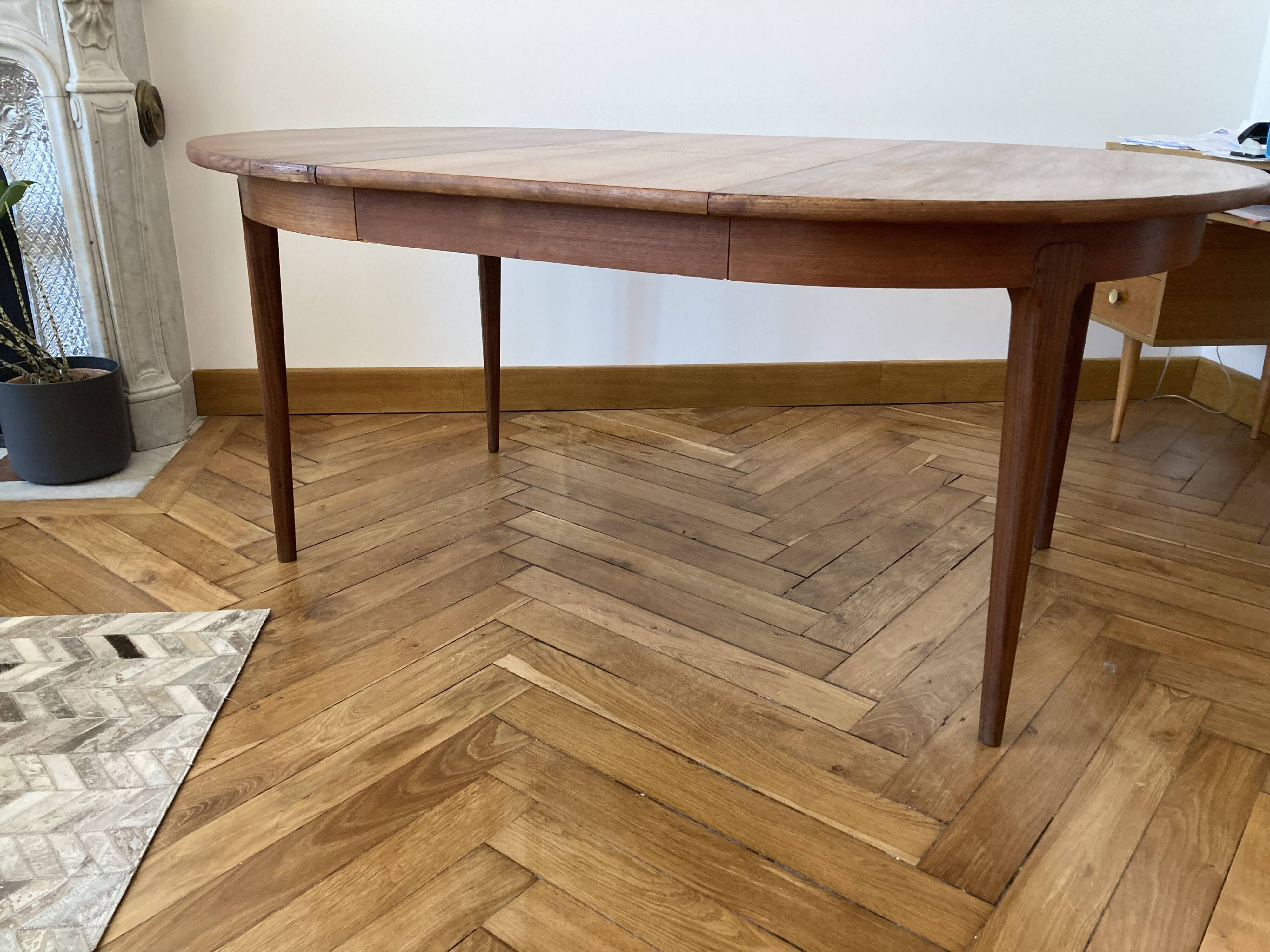 Extendable Scandinavian table
