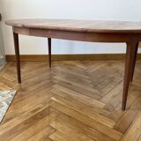 Extendable Scandinavian table