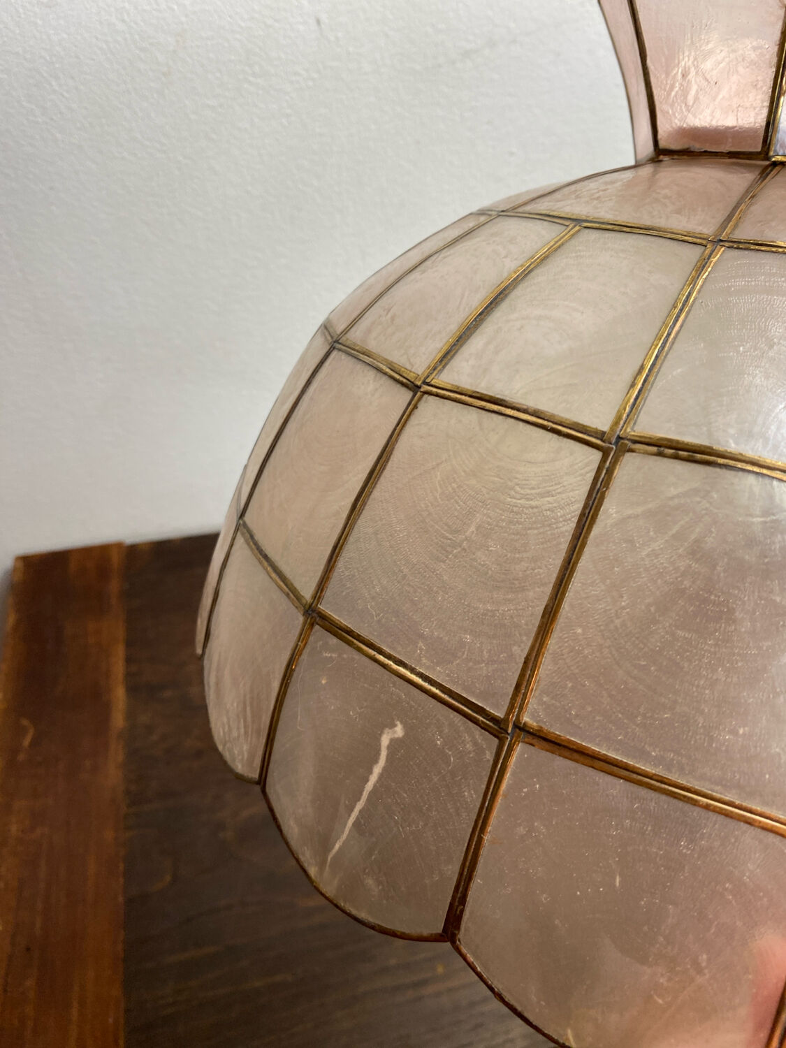 Suspension en nacre et laiton, années 70