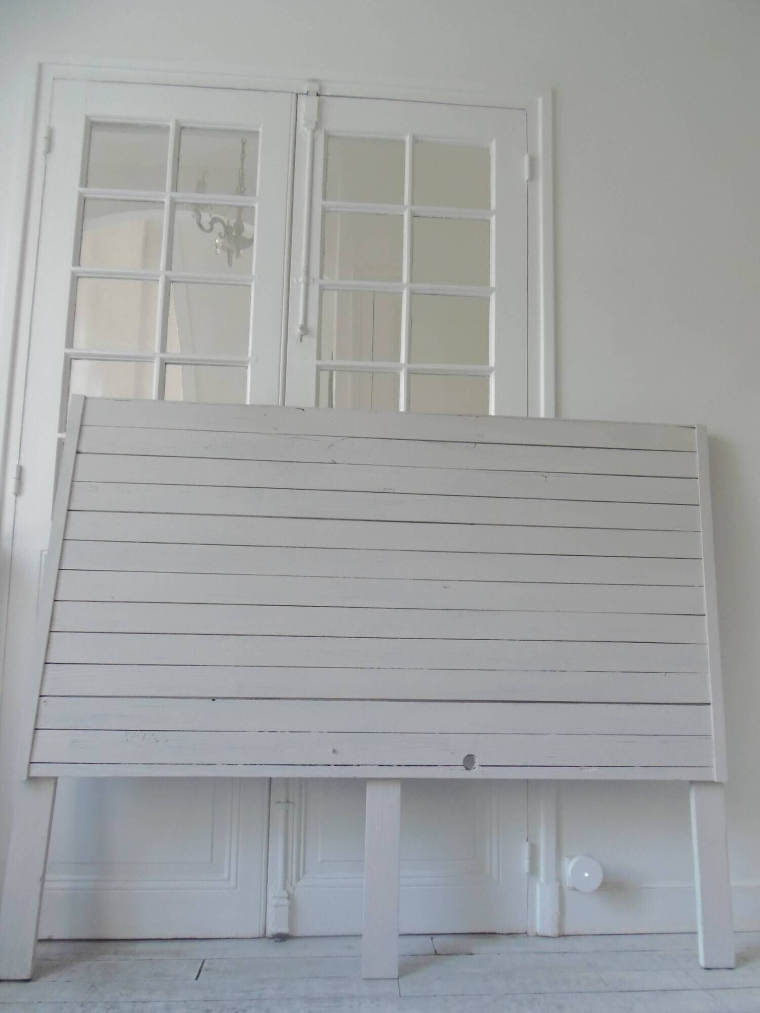 Headboard of 160 made with aged wood in pearl grey patina.