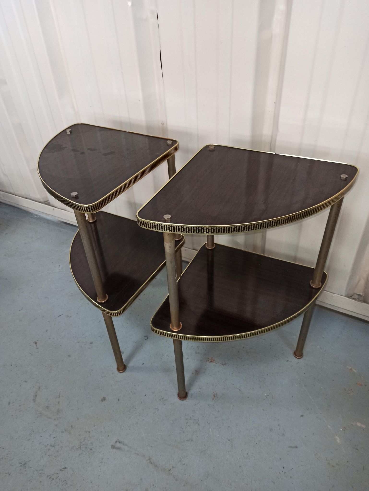Pairs of corner shelves notches gilded formica brown 60s