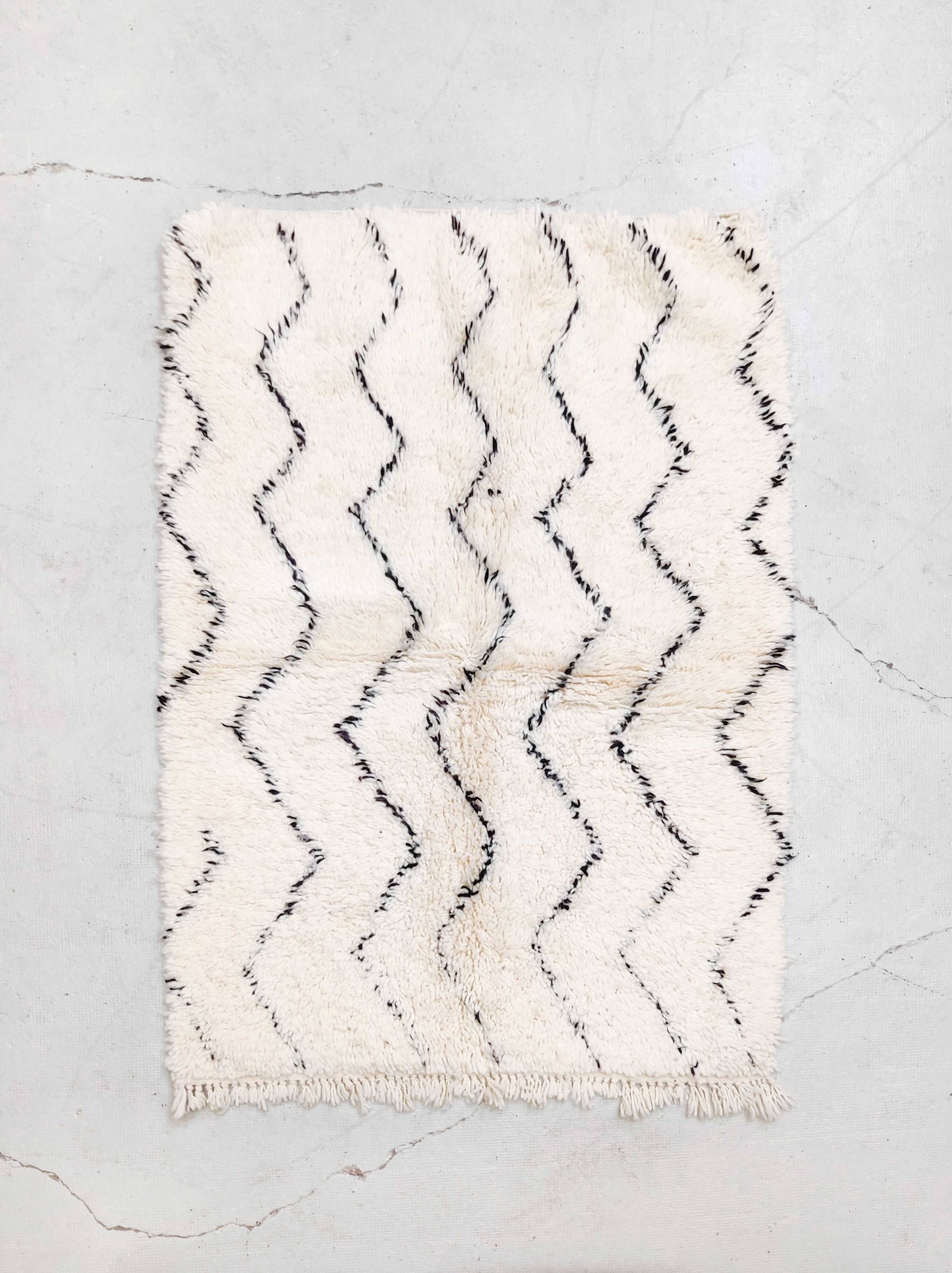 Moroccan Berber carpet Marmoucha with black zigzags 1.48x1.10m