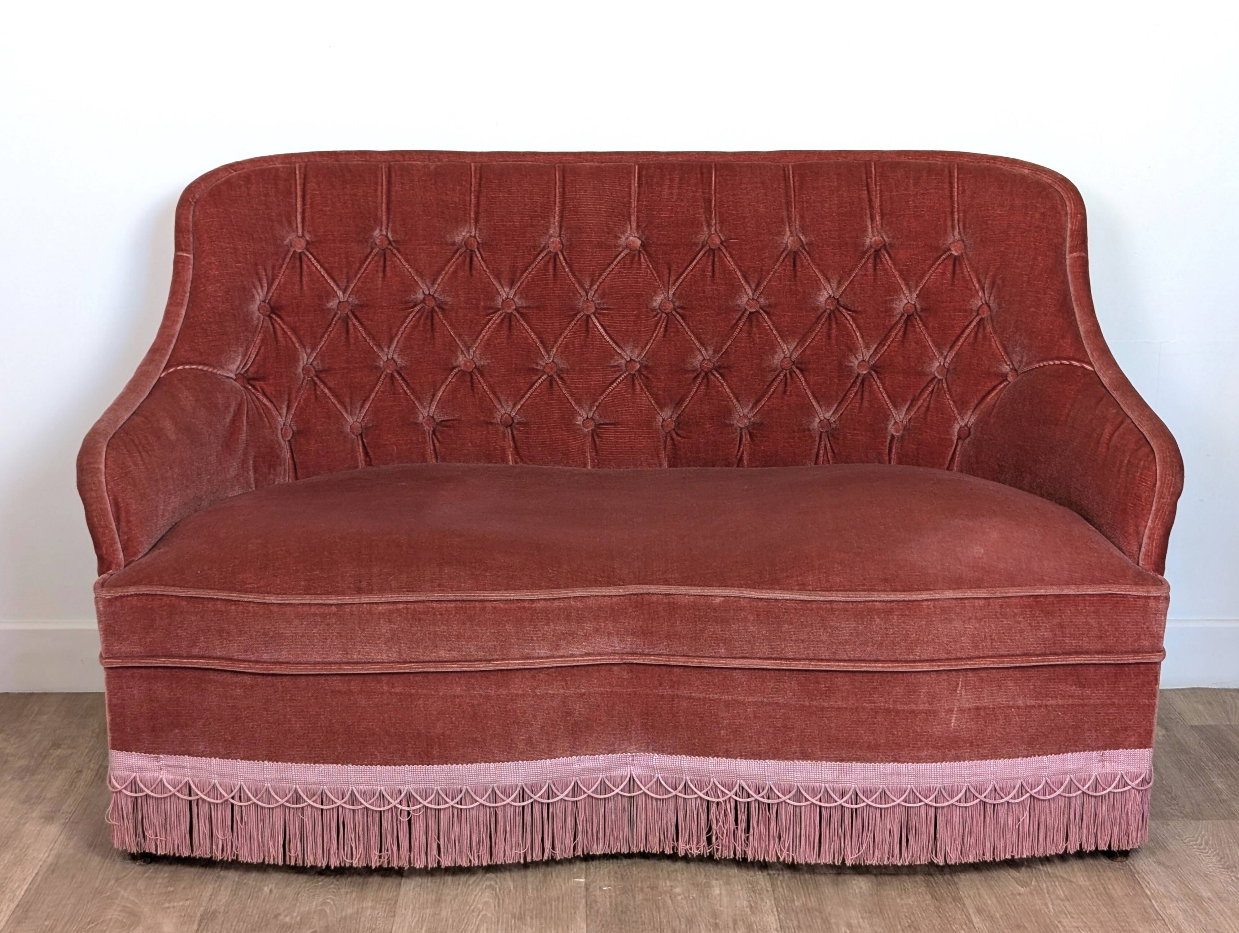 Toad sofa in old pink velvet